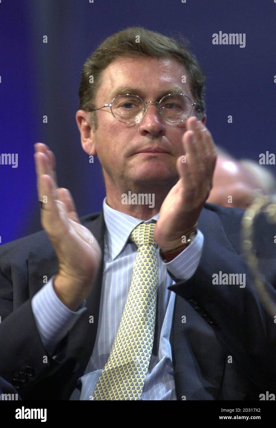 Il tesoriere Michael Ashcroft del partito di Tory applaude durante il discorso del leader William Hague dell'Aia, l'ultimo giorno della conferenza del partito conservatore a Bournemouth. *21/12/2000 Ashcroft è stata coinvolta in una discussione accesa con l'Alto Commissario britannico in Belize. Lord Ashcroft, i cui legami con il Belize inizialmente tenne la conferma della peerage del multi-milionario imprenditore, ha detto a Tim David che era pomposo ed era stato nient'altro che guaio da quando ha preso il suo posto. L'incidente è accaduto ad una festa delle bevande in Belize il 9 dicembre ed è stato divulgato in memoria del Ministero degli Esteri trapelato al Foto Stock