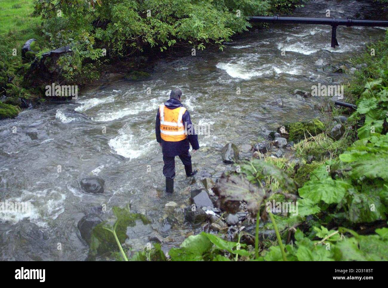 Un soccorritore traina il Stainforth Beck per cercare due ragazze della scuola che sono state spazzate via mentre camminavano attraverso il fiume che scorre veloce durante un viaggio scolastico. Le speranze stanno svanendo tuttavia mentre la ricerca ha ripreso ostacolato dalle condizioni atmosferiche. 08/03/02 : una giuria di ricerca presso Harrogate Magistrates Court ha deciso che la morte di due ragazze adolescenti, Rochelle Cauvet, 14 anni e Hannah Black, 13 anni, è stata un incidente, venerdì 8 marzo 2002, registrando un verdetto di morte accidentale. Sentirono come le due ragazze furono lavate via mentre partecipavano ad una passeggiata sul fiume a Stainforth Beck, vicino a Settle, North Yorkshire o Foto Stock