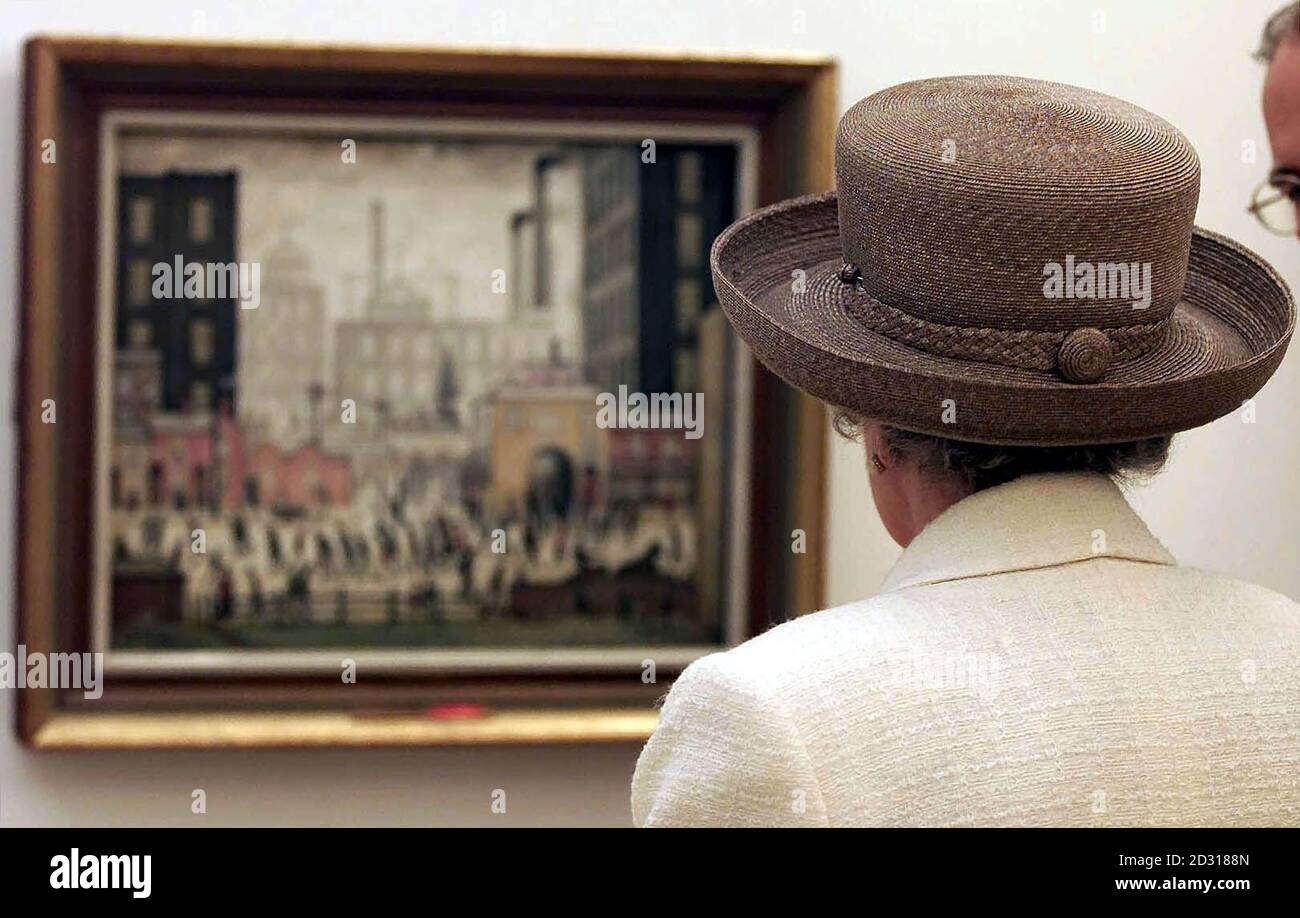 La Regina Elisabetta II della Gran Bretagna viene mostrata un dipinto di LS Lowry prima di aprire il nuovo centro di Lowry a Salford, Greater Manchester, durante una visita nella regione. Foto Stock