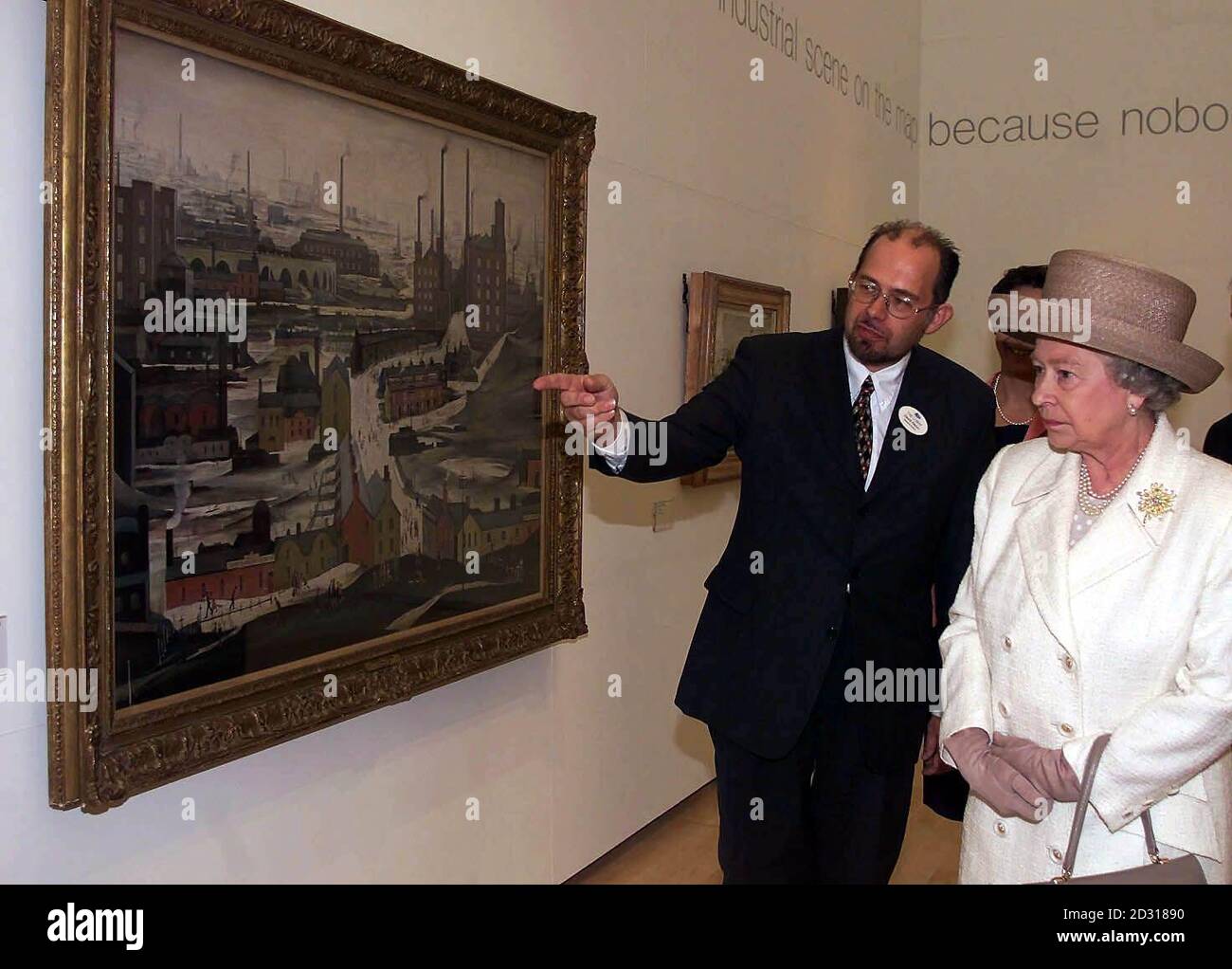 La Regina Elisabetta II della Gran Bretagna è rappresentata da un dipinto di LS Lowry del direttore della galleria David Alston prima di aprire il nuovo centro di Lowry a Salford, Greater Manchester, durante una visita nella regione. Foto Stock