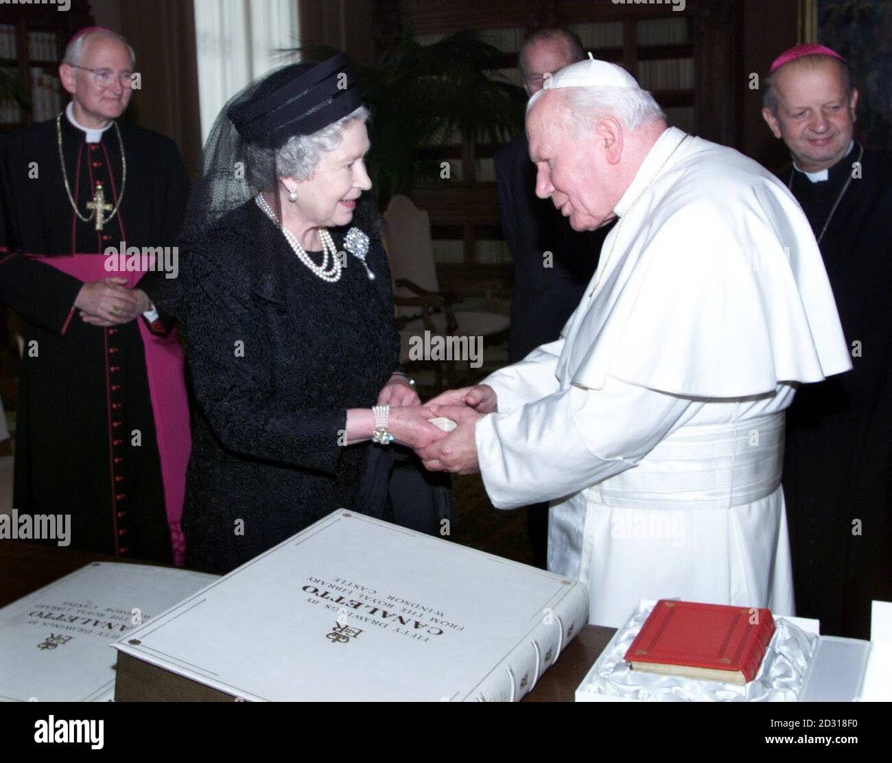 Gli scambi della Regina Elisabetta II in Gran Bretagna si presentano con Papa Giovanni Paolo II durante un'udienza in Vaticano a Roma, Italia. *vestita di nero e con un velo, la Regina è stata accolta dal leader di 80 anni della Chiesa Cattolica Romana alla porta del suo studio. Nel corso di un incontro privato della durata di 20 minuti, si pensa che abbiano discusso dei progressi verso l'unità dei cristiani e delle difficoltà nell'Irlanda del Nord. La Regina è arrivata a Roma lunedì all'inizio di quattro giorni di visita di Stato in Italia. Foto Stock