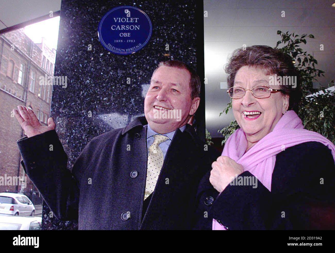 Coronation Street creator Tony Warren e l'attrice Betty driver, che gioca Betty Turpin, presso gli studi di Granada a Manchester svelando una targa blu in memoria della leggenda di Coronation Street Violet Carson. *Carson, che ha giocato la strada stalwart Ena Sharples per 20 anni, morì nel 1985 a Cleveleys, Blackpool. Altre tre leggende sono state riconosciute anche per il loro tempo sul sapone che celebra il suo quarantesimo compleanno. Foto Stock