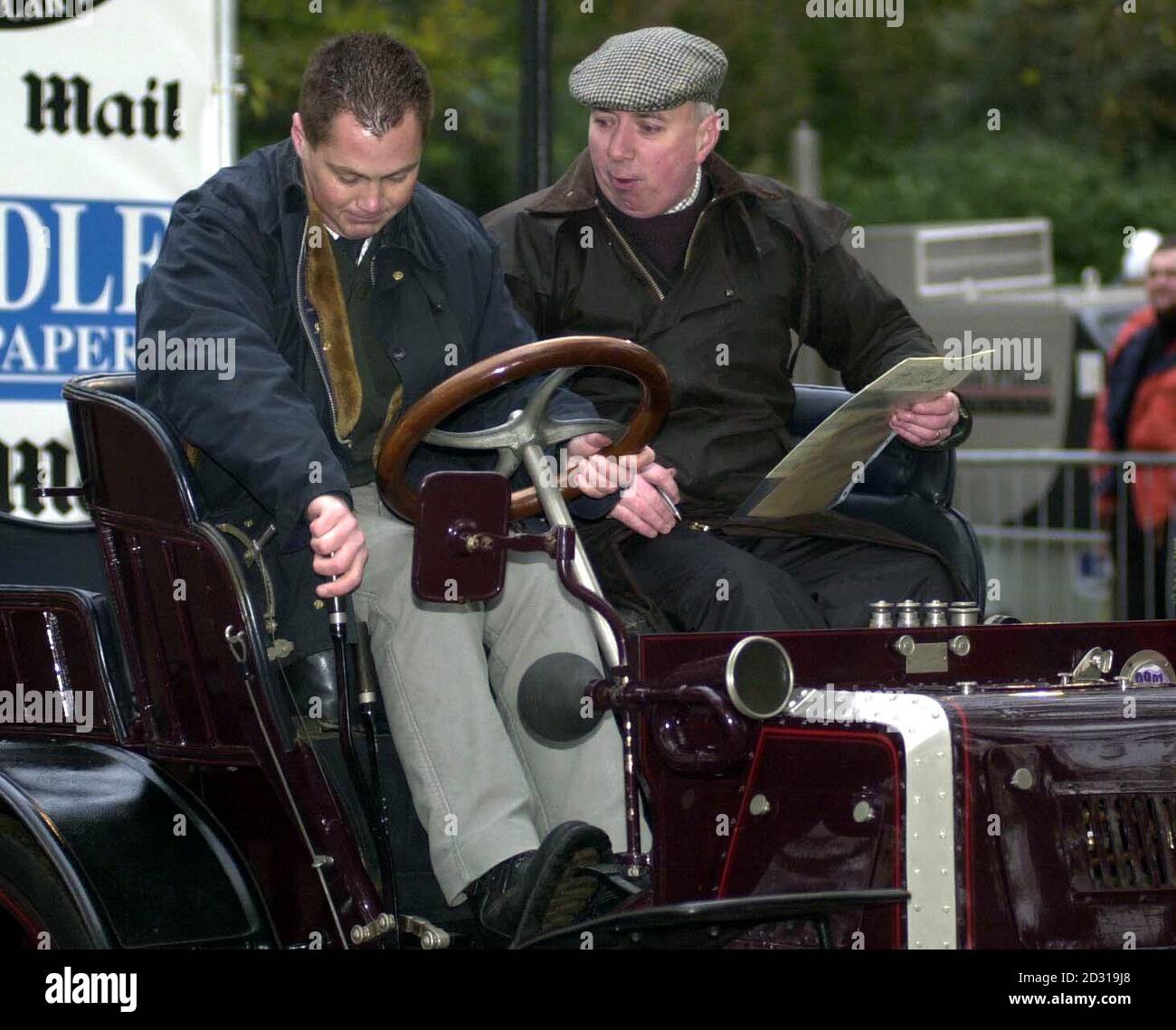 L'autista capo della regina, Joe Last (a destra) e il vice capo Chauffeur, Lee Baldock, guidando in un Daimler Tonneau 1900 dal Sandringham Museum. Sono tra i 400 appassionati di auto veterane che si avviano l'annuale corsa da Londra a Brighton. *... La corsa in auto da Londra a Brighton Veteran fu allestita per la prima volta nel 1896 e segue la A23, passando attraverso le città del West Sussex di Cuckfield e Ansty prima di dirigersi verso Brighton. Foto Stock