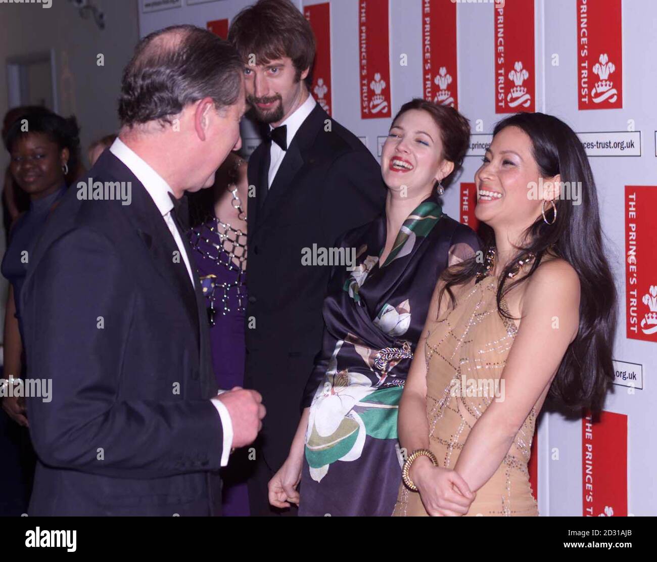 Il Principe del Galles incontra Lucy Liu (a destra) e Drew Barrymore, due delle stelle del nuovo film "Charlie's Angels" in anteprima nel Leicester Square Odeon Cinema di Londra. Foto Stock