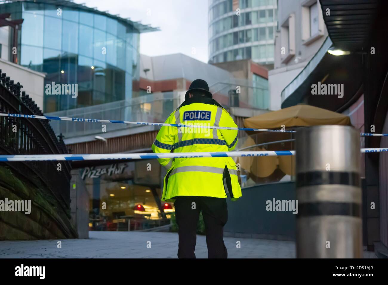L'ufficiale della polizia delle Midlands Occidentali si erge come guardia per lo shopping dell'arena dei tori il centro viene cordonato dopo un grave incidente Foto Stock