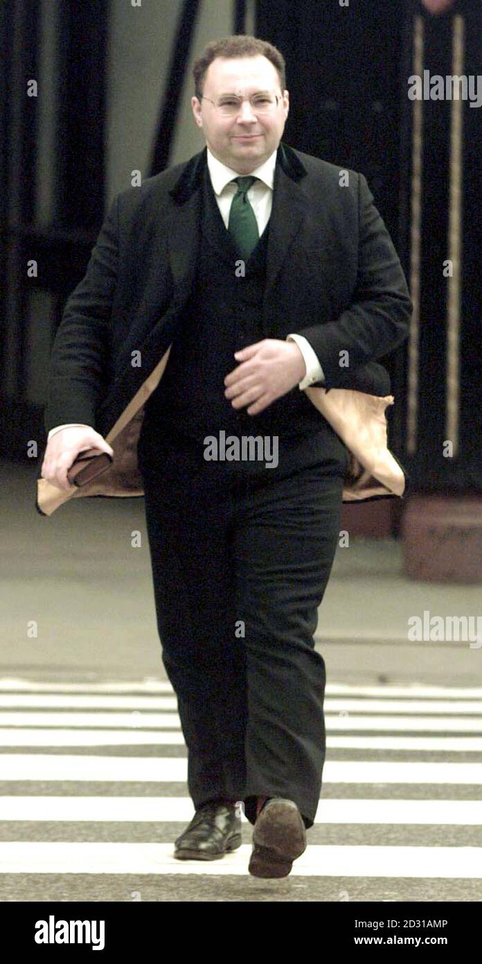 Jonathon Shalit, ex direttore del soprano infantile Charlotte Church, lascia la High Court di Londra. La composizione dell'amara disputa tra la signora Church e il signor Shalit è stata marcata in gomma dopo un'audizione privata. * l'onorevole Justice Evans-Lebbe, concordando sulla soluzione, ha dichiarato in una breve audizione pubblica di aver approvato i termini che hanno ora posto fine alla questione Foto Stock