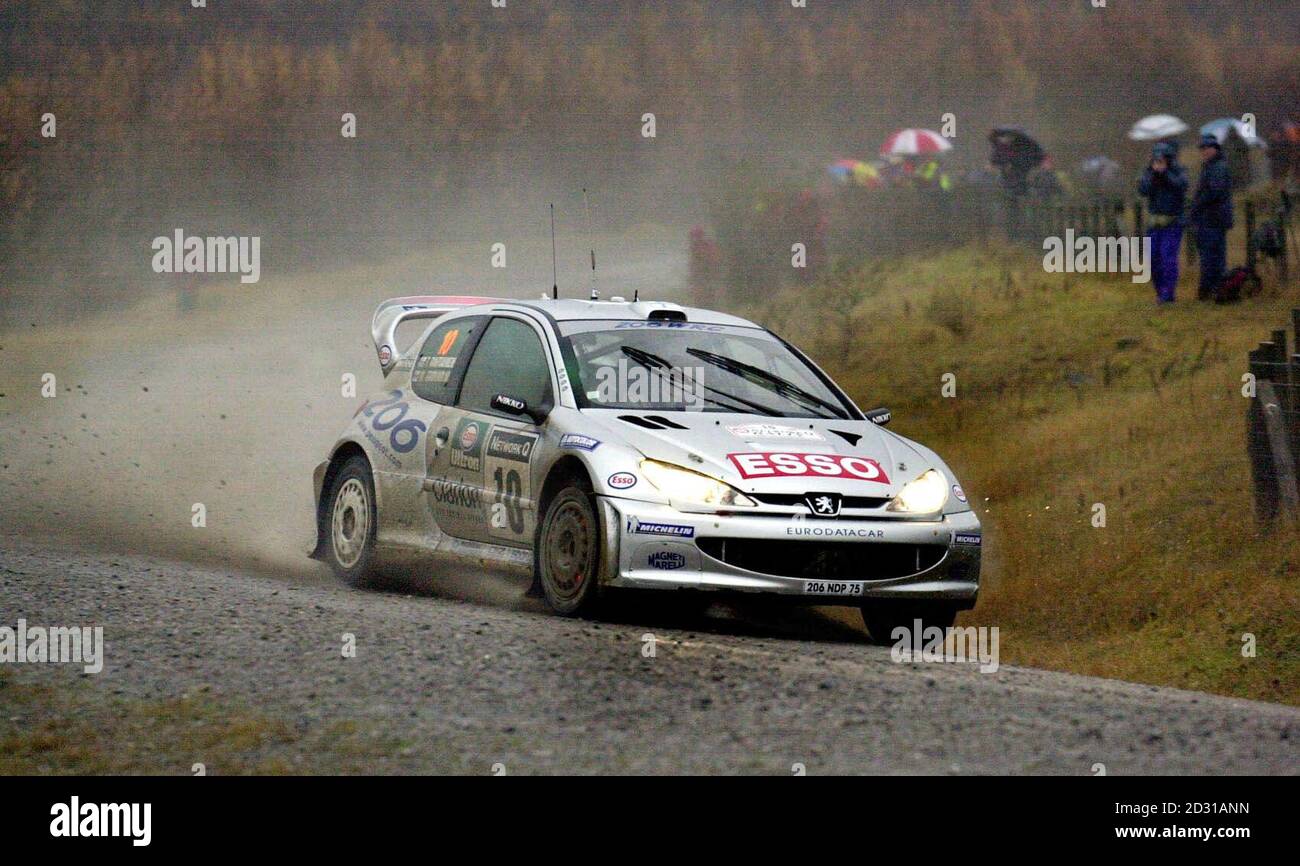 Marcus Gronholm dalla Finlandia nella sua Peugeot 206 sulla Rheola Stage (SS10) del Network Q Rally Gran Bretagna. Foto Stock