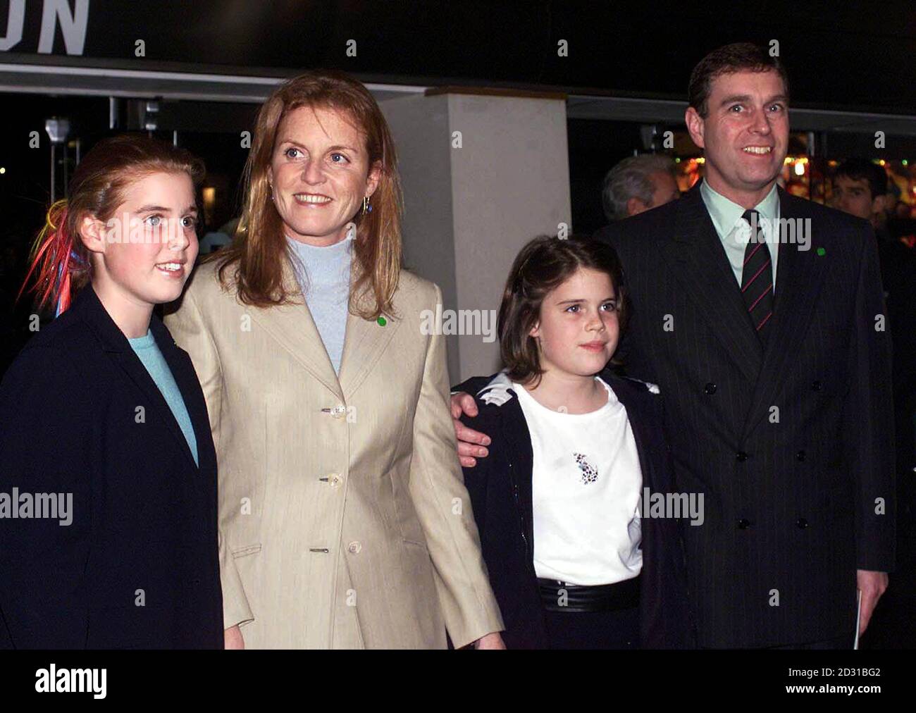 Il Duca e la Duchessa di York con i loro due figli, la Principessa Beatrice (a sinistra) e Eugenie, arrivarono per la prima europea delle '102 Dalmazioni' al cinema Odeon, in Leicester Square, Londra. Foto Stock