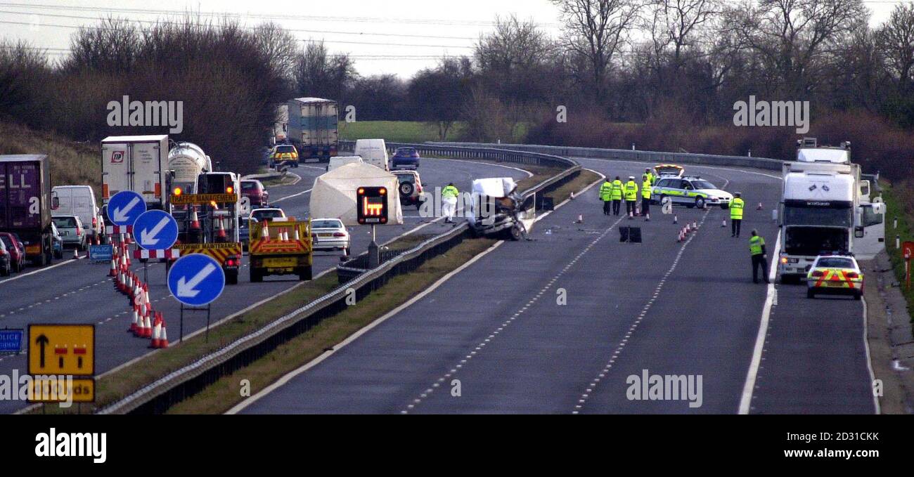 La scena in cui un autista di furgone è morto quando è stato gettato dal suo veicolo nel traffico autostradale in arrivo e colpito da tre vetture. L'incidente è avvenuto poco prima delle 6 del mattino sulla M5 tra gli svincoli 14 e 15, nei pressi di Bristol. * quando il conducente del pulmino Mercedes Sprinter (centro) è stato coinvolto in una collisione con un camion e la prenotazione centrale dell'autostrada. Foto Stock