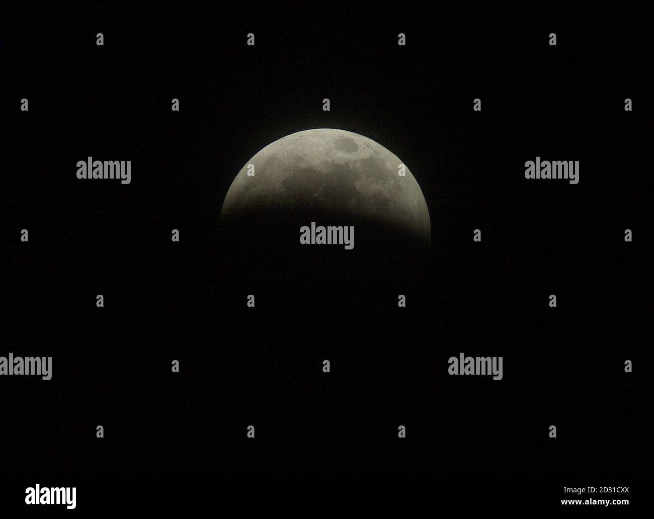 Una luna parzialmente eclissata vista dal nord di Londra. L'eclissi totale della luna doveva avvenire più tardi stasera e si prevede che sarà uno dei più colorati e drammatici negli ultimi anni, ma la nuvola minaccia di rovinare lo spettacolo celeste per molti. *... Le ultime previsioni meteo indicano che le persone dell'Irlanda del Nord, della Scozia occidentale e della Cumbria dovrebbero avere le migliori condizioni di osservazione con una nuvola quasi nel cielo, Ma è improbabile che le persone nel sud-ovest e lungo la costa meridionale, dal Kent alla Cornovaglia, vedano molto a causa della nuvola pesante. Foto Stock