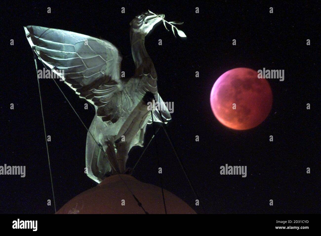 Una luna rossa eclissata totale vista adiacente ad un uccello del fegato in cima agli edifici del fegato a Liverpool. L'eclissi totale della luna era previsto essere uno dei più colorati e drammatici negli ultimi anni, ma la nuvola minaccia di rovinare lo spettacolo celeste per molti. * le ultime notizie meteo indicavano che le persone in Irlanda del Nord, Scozia occidentale e Cumbria avrebbero dovuto avere le migliori condizioni di visione con quasi una nuvola nel cielo, Ma è improbabile che le persone nel sud-ovest e lungo la costa meridionale, dal Kent alla Cornovaglia, vedano molto a causa della forte nube. Foto Stock