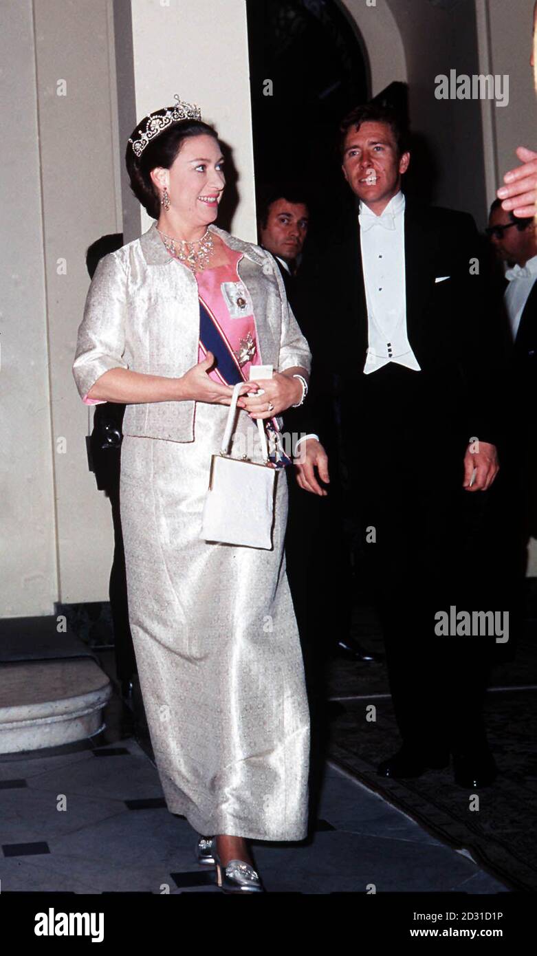 PRINCIPESSA MARGARET + Lord SNOWDON 1968: Principessa Margaret e Lord Snowdon arrivano all'Ambasciata d'Italia a Londra per un banchetto ospitato dal Presidente d'Italia Saragat. Foto Stock