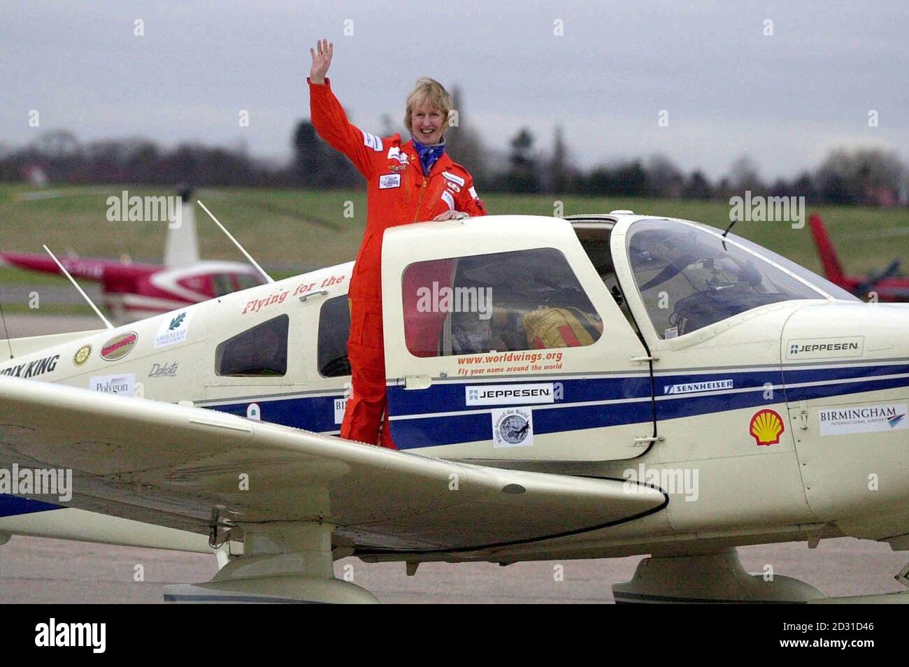 Polly Vacher a Birmingham sul suo velivolo Piper Dakota prima di partire per il suo volo da solo in tutto il mondo. L'ex insegnante di musica di 56 anni stava prendendo il via su un tentativo record di diventare la prima donna a volare da sola intorno al mondo. *.. Nel più piccolo aereo via Australia e Pacifico. Durante il viaggio di quattro mesi coprirà 29,000 miglia in 17 paesi in 47 tappe. Foto Stock