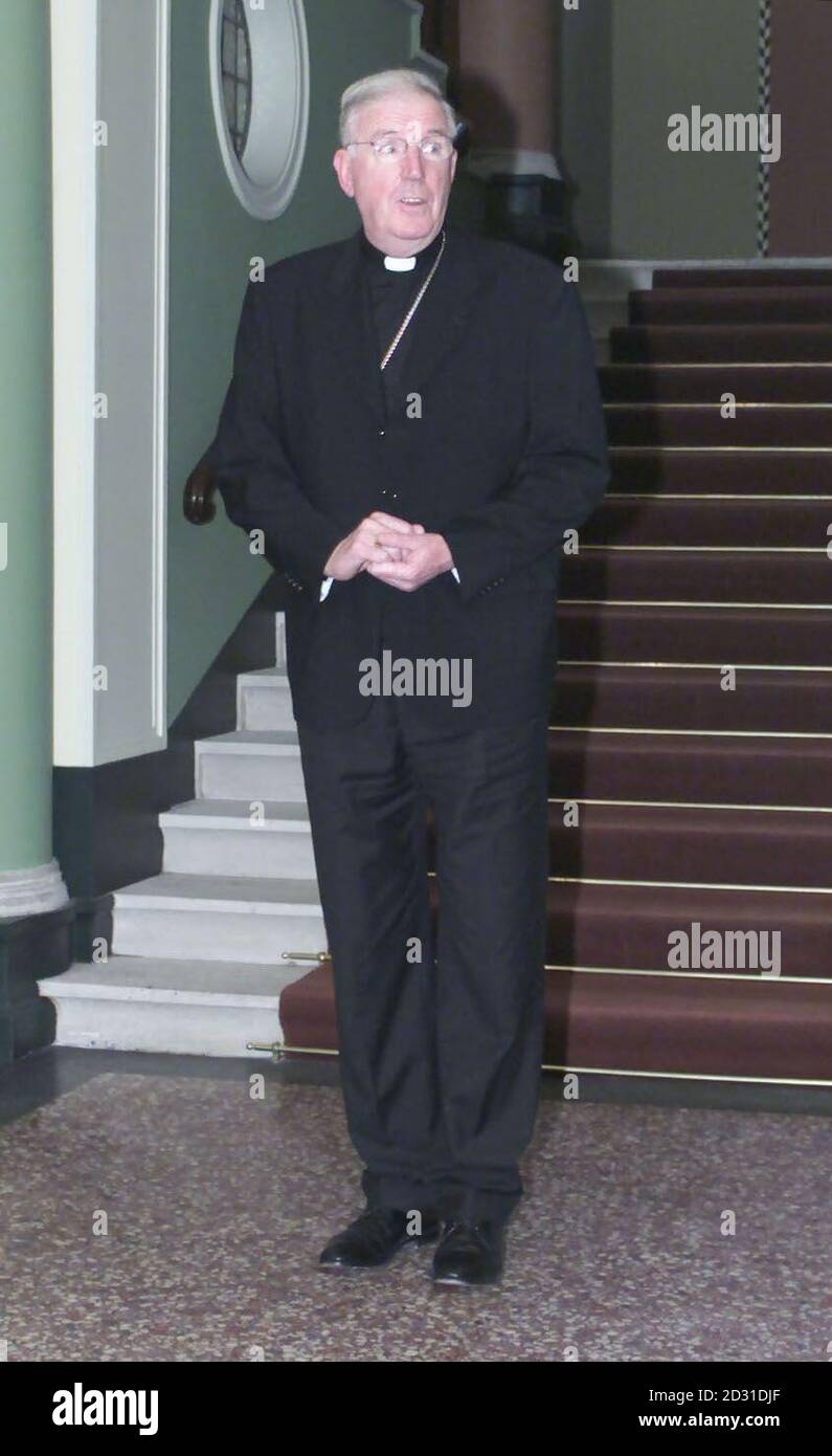 Il massimo Rev Cormac Murphy-o'Connor alla Arcivescovi House di Westminster, Londra, dopo che fu nominato tra 37 nuovi cardinali dal Papa. Giovanni Paolo II ha elencato un numero insolitamente alto di nomi potenziali per succedergli. * ...mettendo pesantemente il suo timbro sul corpo che eleggerà il suo successore. Con le nuove nomine, il pontefice di 80 anni ha ora nominato tutti i cardinali, tranne 10, idonei a votare in un conclave segreto per eleggere un papa. La cerimonia per installarli come cardinali si terrà il 21 febbraio. Foto Stock