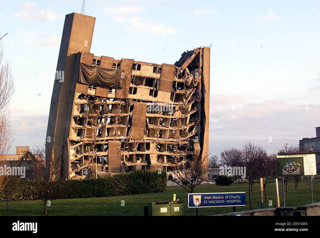 Un ex edificio degli infermieri all'ospedale St Vincent's Hospital di Dublino, che non è riuscito a crollare dopo un tentativo di demolizione - nonostante le accuse che si sono proandate come previsto, l'edificio degli anni '70 è rimasto in vigore. * UN portavoce dell'azienda ha detto che l'edificio si è dimostrato più forte del previsto. Foto Stock