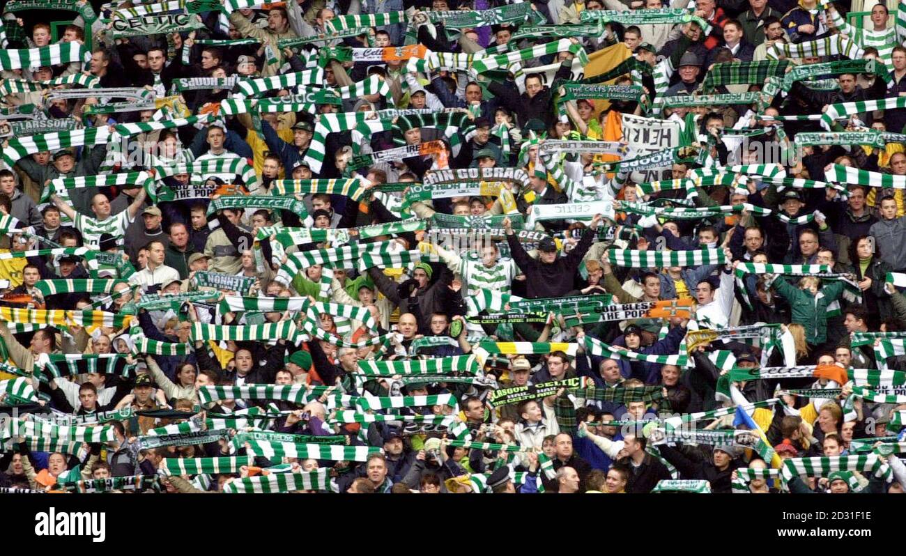 Tifosi celtici durante la partita della Bank of Scotland Premier League al Celtic Park, Glasgow. Foto Stock