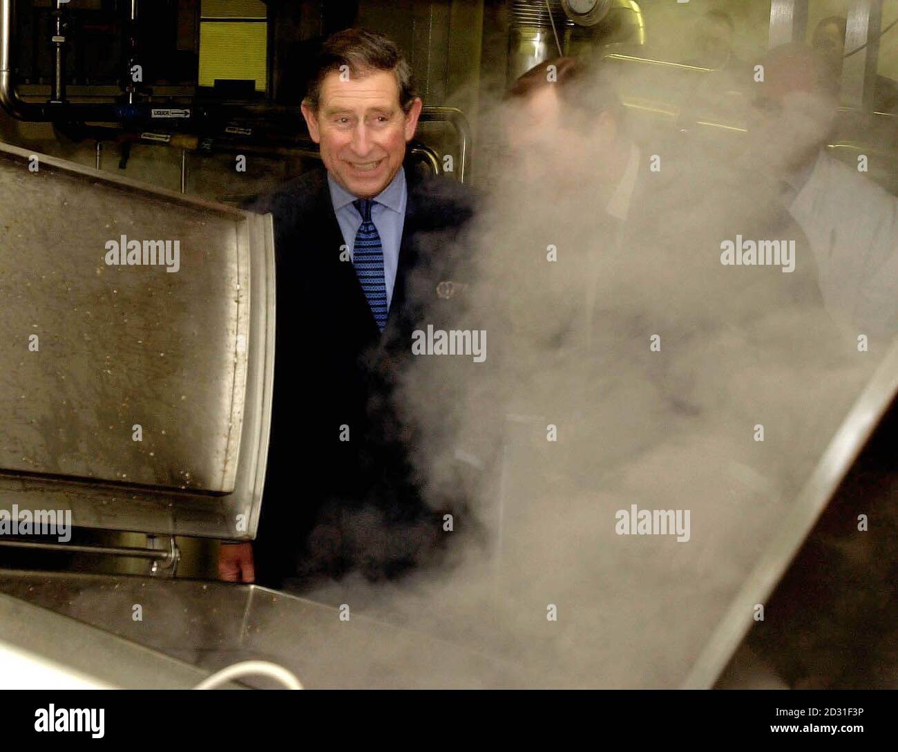 Il Principe del Galles osserva l'aumento del vapore da un'iva durante il processo di produzione mentre visita la fabbrica di birra Timothy Taylors, a Keighley, West Yorkshire. Foto Stock