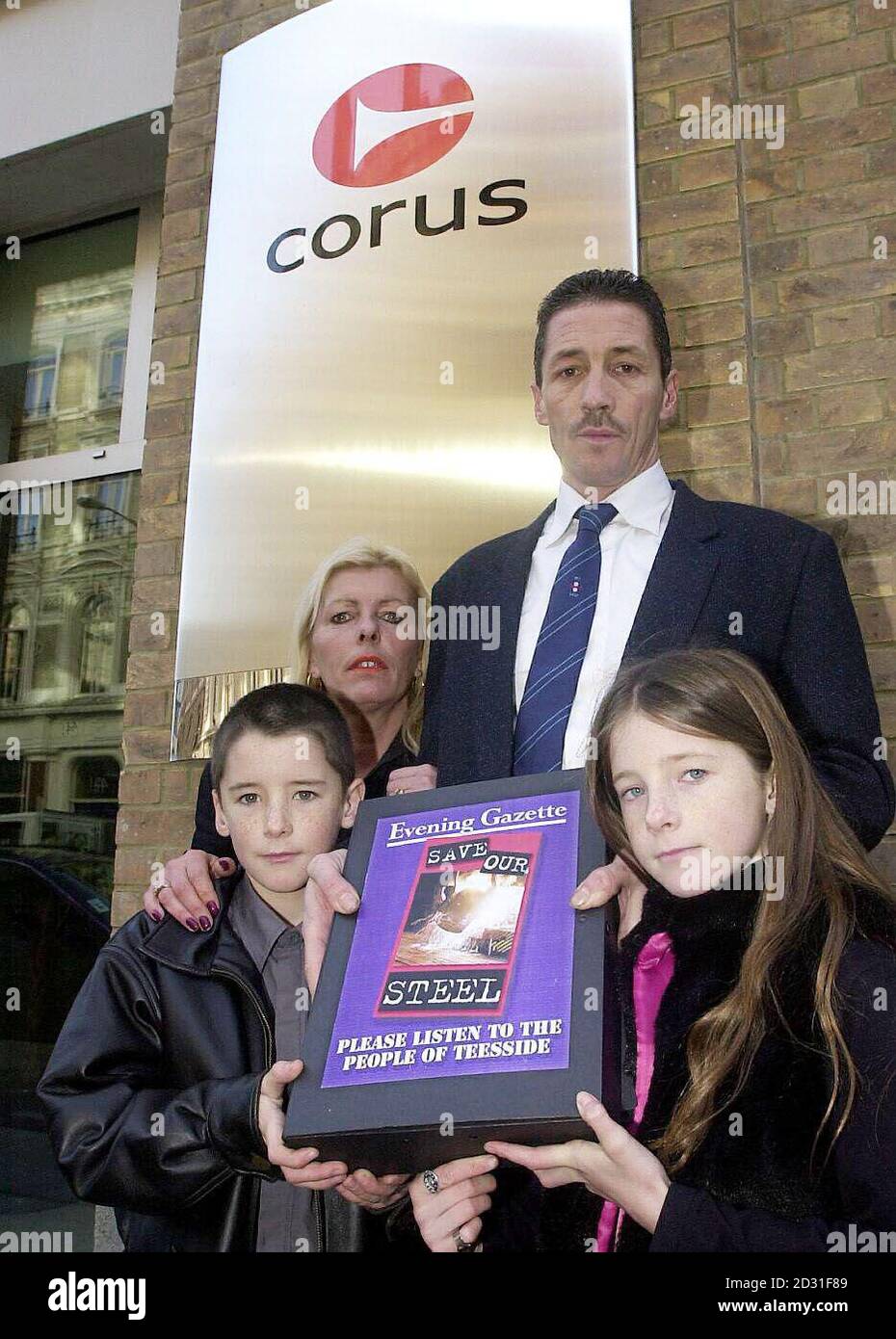 L'acciaieria Corus Matthew Lodge con la moglie Dorothy e i gemelli Matthew e Lucy, 10 anni, da Redcar, consegnando una petizione che chiedeva un arresto alla chiusura degli impianti, ai quartier generale dell'azienda a Londra. Foto Stock