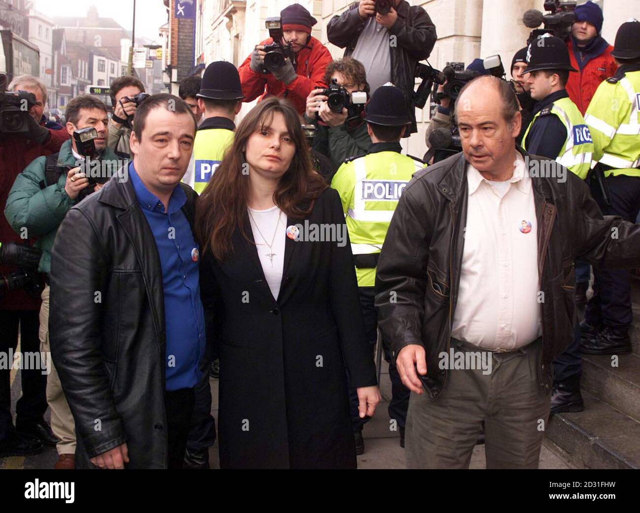 Michael (a sinistra) e Sara Payne arrivano a Lewes Crown Court per vedere l'uomo accusato di aver ucciso la loro figlia di otto anni apparire nel molo. Roy Whiting è accusato del rapimento e dell'assassinio di Sarah nel luglio 2000. Foto Stock