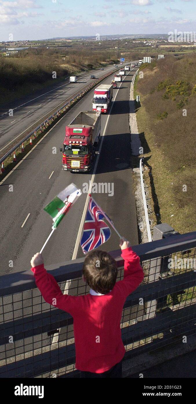 Un ragazzo sostiene i trasportatori che viaggiano in convoglio da Cross Hands nel Galles occidentale al centro della città di Swansea, ricominciando la loro campagna per un carburante più conveniente. I piloti sono arrabbiati per la decisione di Shell di aumentare il prezzo della benzina senza piombo di un centesimo * ... e hanno pianificato la protesta prima del budget di marzo di Gordon Brown. Foto Stock