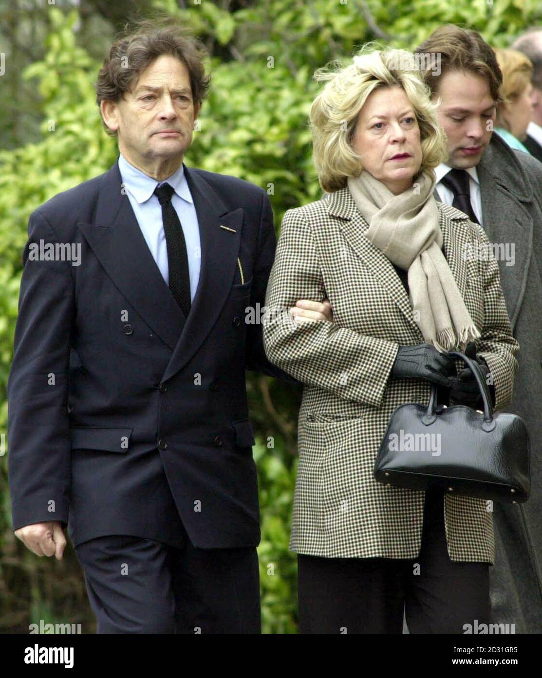 L'ex cancelliere britannico Nigel Lawson e sua moglie Therese arrivano a West London crematorio per i funerali di John Diamond - il defunto marito della loro figlia, scrittore di cibo Nigella Lawson. Diamond morì il 02/03/01 per cancro. Foto Stock