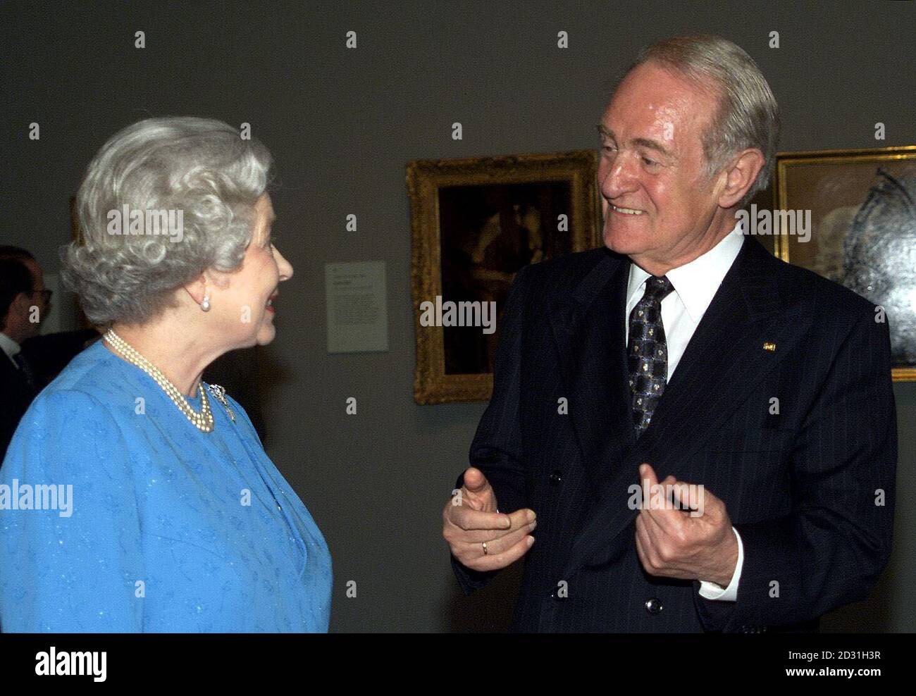 La regina Elisabetta II e il presidente della Germania Johnnes Rau discutono i dipinti di Adolph Menzel, durante la loro visita alla Galleria Nazionale per vedere i dipinti del XIX secolo dello Spirito d'età della Nationalgalerie, Berlino. Foto Stock