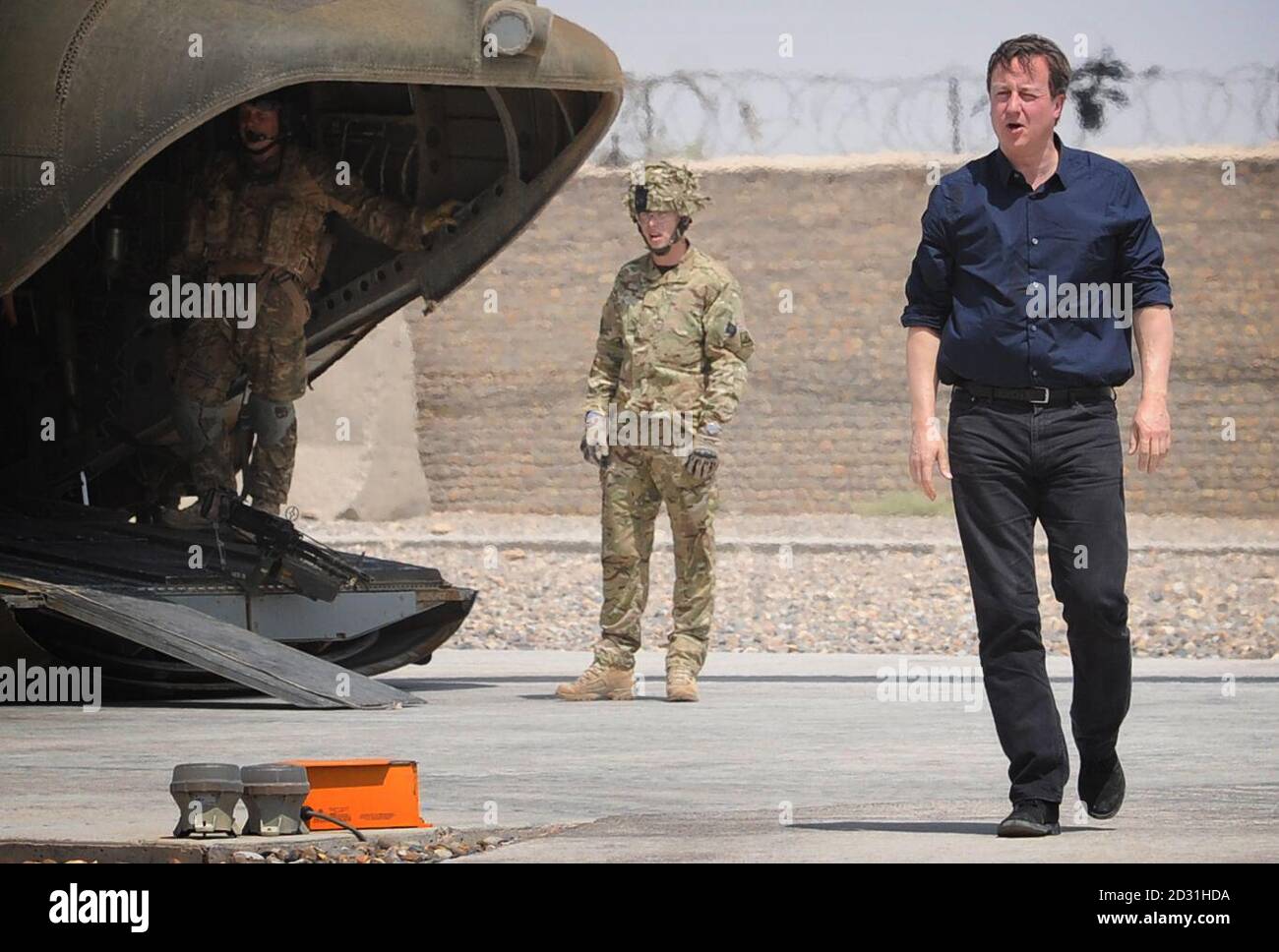 Il primo ministro David Cameron arriva in elicottero a Lashkar Gah nella provincia di Helmand, in Afghanistan, dove ha incontrato i soldati britannici e ha tenuto colloqui con i capi dell'esercito nazionale afgano e della polizia. Foto Stock