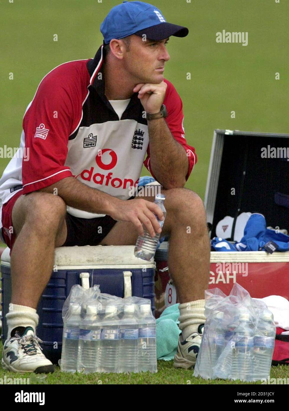 Graham Thorpe in Inghilterra fa una pausa durante le prove in rete allo stadio Premadasa, Colombo. * 18/10/01 Thorpe ha detto che sarebbe stato "molto sorpreso" se i giocatori inglesi fossero felici con l'idea di touring India il mese prossimo. Foto Stock