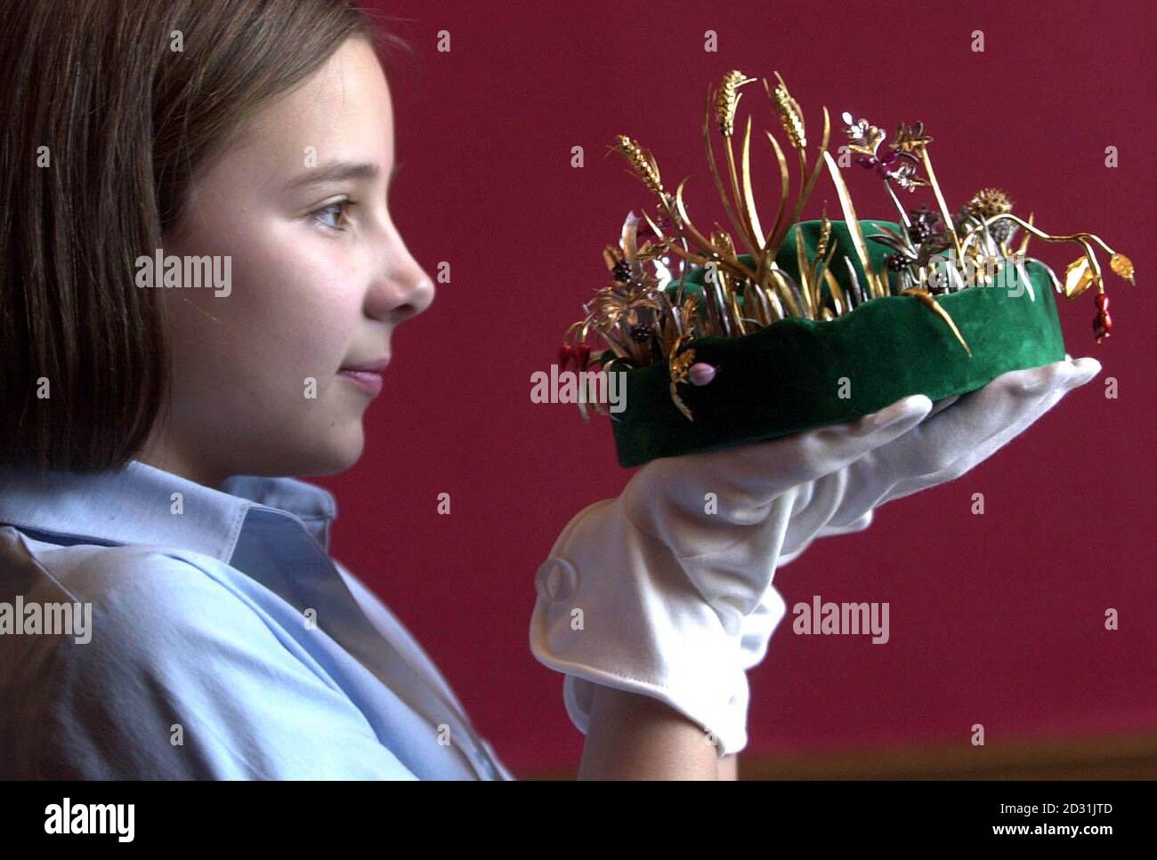 Georgina Elliott, di 11 anni, con la "Corona hedgerow del millennio", il suo progetto vincente per il concorso "UNA corona per il millennio" di Blue Peter alla Torre di Londra, dove verrà esposto insieme ai Gioielli della Corona. Foto Stock