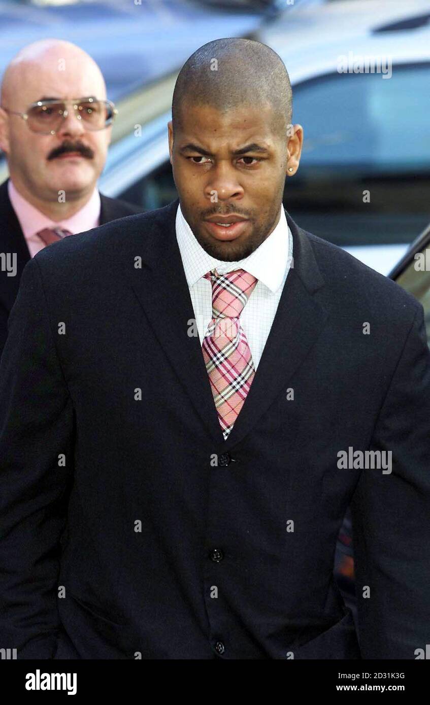 La star del calcio Michael Duberry arriva a Hull Crown Court l'ultimo giorno della prova di calcio di Leeds United. I giocatori Lee Bowyer, 24, Jonathan Woodgate, Neale Caveney e Paul Clifford, tutti e 21, negano di causare danni corporei gravi con l'intento di Sarfraz Najeib studente e negano anche l'affray. * il sig. Najeib, 20 anni, di Rotherham, nello Yorkshire meridionale, ha subito gravi lesioni, tra cui una gamba rotta e un osso fratturato durante l'attacco di strada avvenuto nel gennaio dello scorso anno. Duberry, 25, Woodgate, Clifford e Caveney negano la cospirazione di pervertire il corso della giustizia dopo l'attacco. Foto Stock