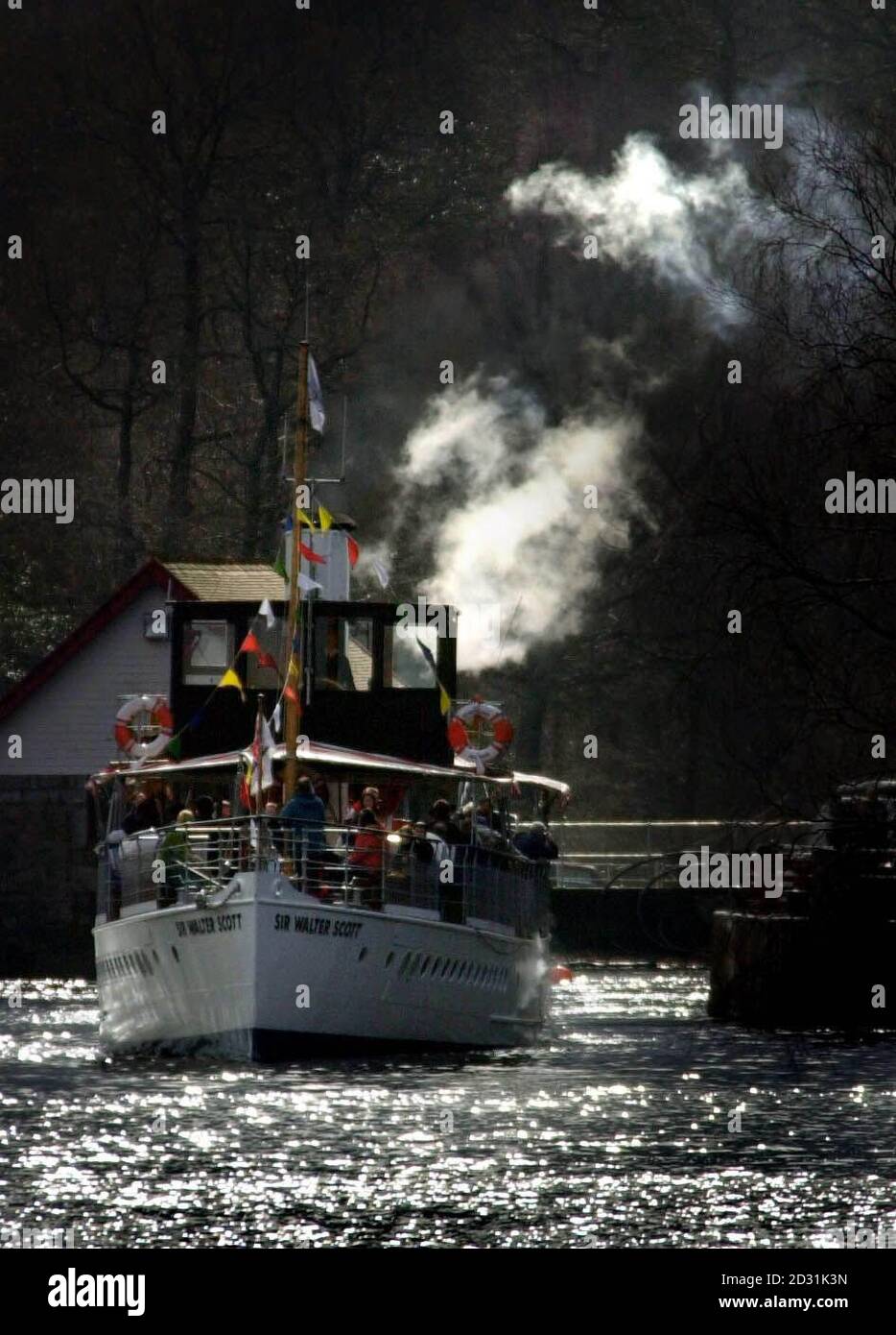 Il piroscafo SS Sir Walter Scott, di 101 anni, inizia la stagione estiva a Loch Katrine, vicino ad Aberfoyle, a seguito di un rinnovo invernale e della riapertura delle strutture per i visitatori al molo, a seguito delle restrizioni dovute alla crisi di afta epizootica. * costruita da Wm Denny e Brothers a Dumbarton, la nave è stata lanciata il 31 ottobre 1899 ad un costo di 4,269. Foto Stock