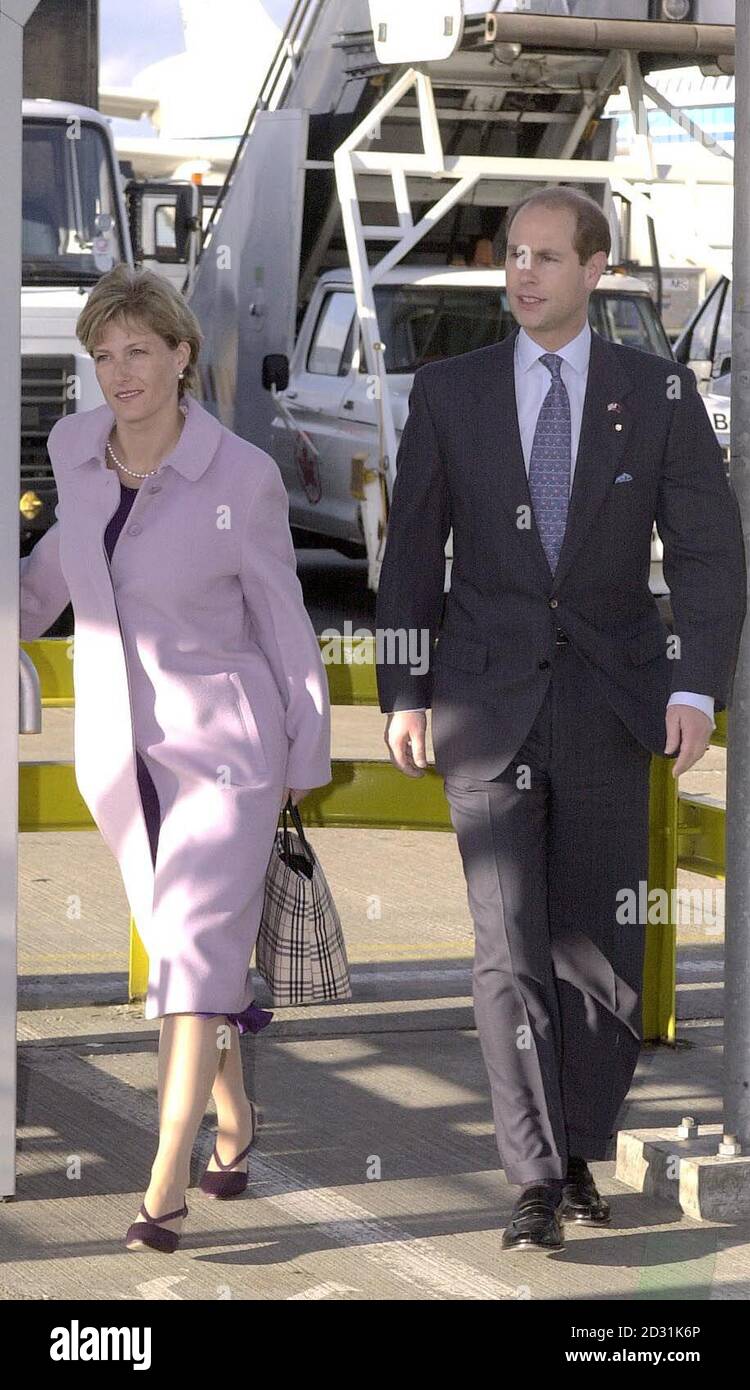 Il conte e la contessa di Wessex tornano all'aeroporto di Londra Heathrow dopo una visita ufficiale del Golfo. Foto Stock