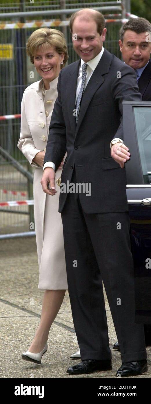 Il conte e la contessa di Wessex, che arriva al Centro risorse di iniziativa di disabilità a Camberley. È il loro primo impegno pubblico da quando sono emerse le accuse che Sophie era stato catturato in macchina fotografica, in un giornale 'che sta. * Sliving senior Royals e leader politici. Quella che sarebbe stata una visita relativamente bassa è diventata una frenesia mediatica quando la coppia reale è arrivata dalla loro vicina casa a Bagshot Park in Surrey. Foto Stock