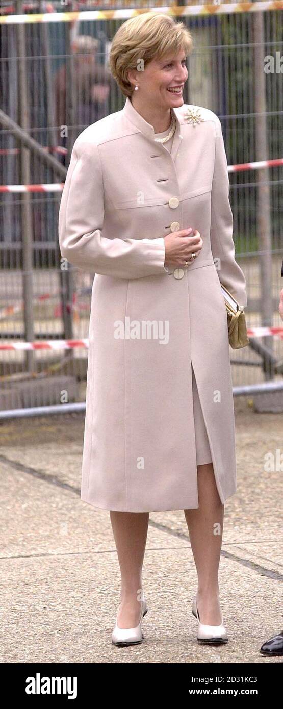 La Contessa di Wessex, che arriva al Centro risorse di iniziativa di disabilità a Camberley. E' il primo impegno pubblico di lei e del Conte da quando sono emerse le accuse secondo cui Sophie era stato catturato in macchina fotografica, in un giornale 'sting'. * Sliving senior Royals e leader politici. Quella che sarebbe stata una visita relativamente bassa è diventata una frenesia mediatica quando la coppia reale è arrivata dalla loro vicina casa a Bagshot Park in Surrey. Foto Stock