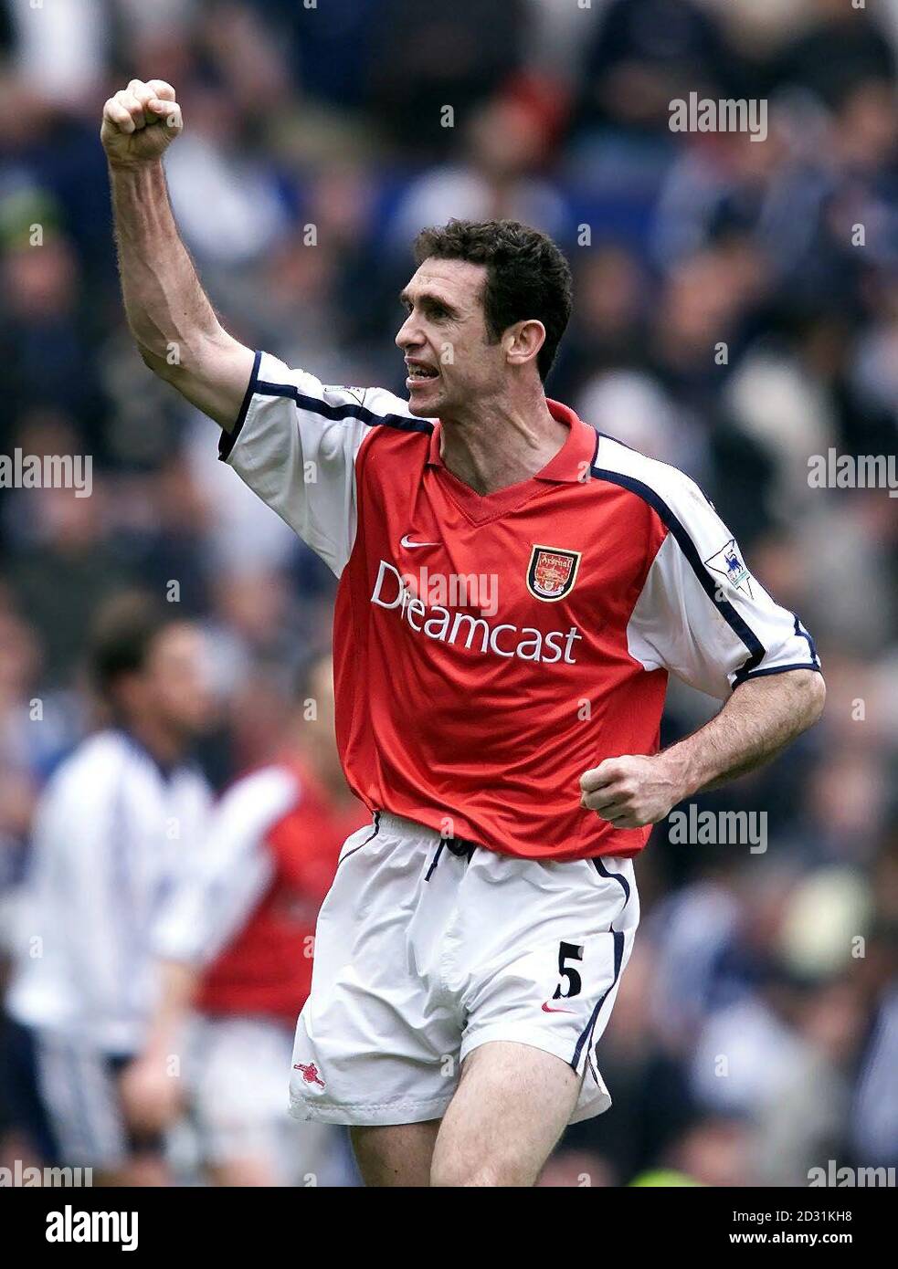 QUESTA IMMAGINE PUÒ ESSERE UTILIZZATA SOLO NEL CONTESTO DI UNA FUNZIONE EDITORIALE. NESSUN UTILIZZO DI SITI WEB/INTERNET A MENO CHE IL SITO NON SIA REGISTRATO PRESSO LA FOOTBALL ASSOCIATION PREMIER LEAGUE. Martin Keown di Arsenal festeggia dopo il suo side beat Tottenham 2-1 nella partita di AXA fa Cup semi Final a Old Trafford, Manchester. * 5/9/01: Keown ha ricevuto un divieto di una partita ed è stato multato 10,000 dopo essere stato trovato colpevole di 'stridare' Mark Viduka in una partita di premiership con Leeds ad Highbury. Foto Stock