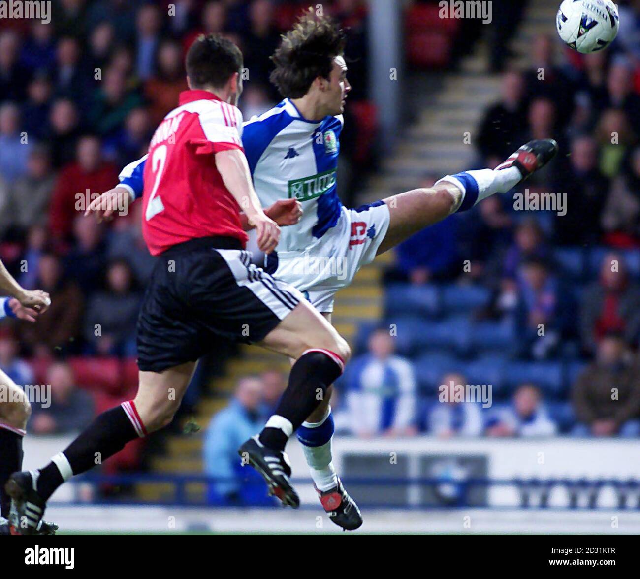 Matt Jansen di Blackburn Rovers (a destra) si allunga per la palla contro Steve Finnan di Fulham, durante la partita di Nationwide Division uno a Ewood Park, Blackburn. Foto Stock