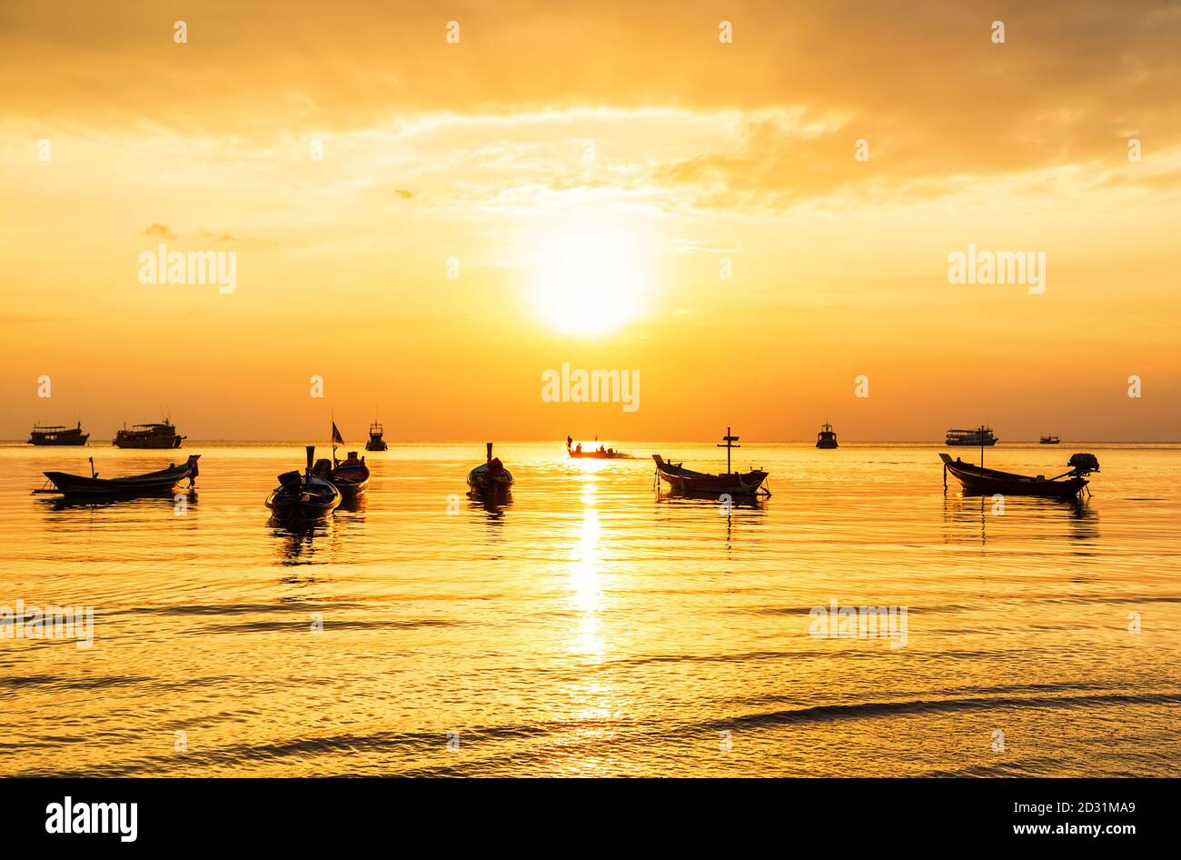 Barche a coda lunga thailandesi al tramonto. Tradizionali silhouette di barca a coda lunga in mare durante il tramonto dorato a Ko Tao, Thailandia. Foto Stock