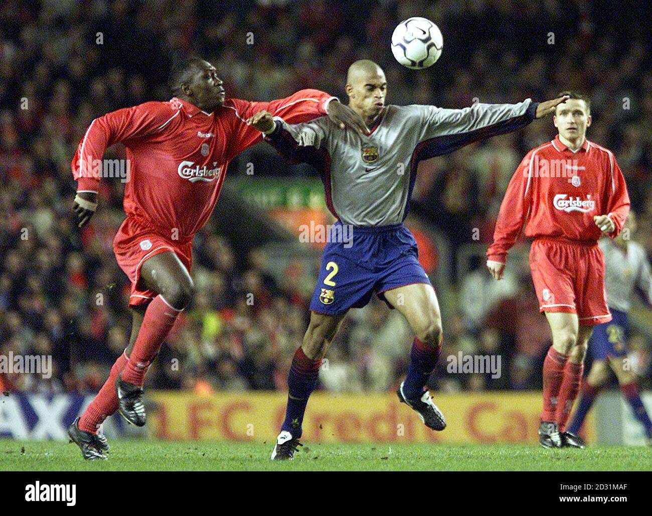 Emile Heskey di Liverpool (a sinistra) si sbatte per la palla con Michael Reitzieger di Barcellona durante la seconda partita della Coppa UEFA ad Anfield, Liverpool. Punteggio finale: Liverpool 1 Barcellona 0. Foto Stock