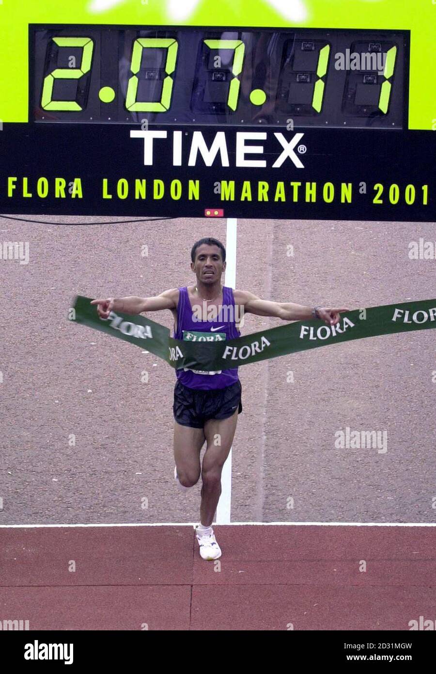 L'Abdelkader El Mouaziz del Marocco, che ha vinto la Maratona di Londra in modo convincente, il suo secondo successo nella capitale in tre anni. Ha vinto con il suo tempo più veloce mai di due ore 07 minuti 11 secondi. * spingendo rapidamente il passo da Tower Bridge, El Mouaziz non è mai stato guidato nei secondi 13 miglia della corsa, facilmente sfolgorando la minaccia del debuttante Paul Tergat del Kenya e il terzo posto difensore campione Antonio Pinto dal Portogallo. C'erano grandi speranze che Tergat potesse avvicinarsi al tempo record mondiale di Khalid Khannounchi del 1999 di due ore di 05mins 42 sec, ma il 31-year-old trovato la dista Foto Stock