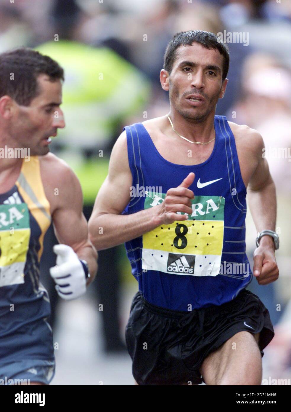 L'Abdelkader El Mouaziz del Marocco, sulla strada per vincere la maratona di Londra in modo convincente, il suo secondo successo nella capitale in tre anni. Ha vinto con il suo tempo più veloce mai di due ore 07 minuti 11 secondi. * spingendo rapidamente il passo da Tower Bridge, El Mouaziz non è mai stato guidato nei secondi 13 miglia della corsa, facilmente sfolgorando la minaccia del debuttante Paul Tergat del Kenya e il terzo posto difensore campione Antonio Pinto dal Portogallo. Ci erano alte speranze che Tergat potrebbe avvicinarsi Khalid Khannounchi 1999 tempo record del mondo di due ore 05mins 42secs ma il 31-year-old f Foto Stock