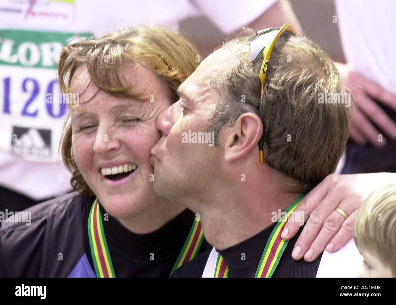 Il campione olimpico Sir Steven Redgrave inda un bacio alla moglie Ann dopo che la coppia ha gareggiato nella maratona di Londra di quest'anno. 30,000 corridori tra cui l'ex campione di pugilato Frank Bruno, hanno iniziato l'odyssey 26 miglia in condizioni fredde. Foto Stock