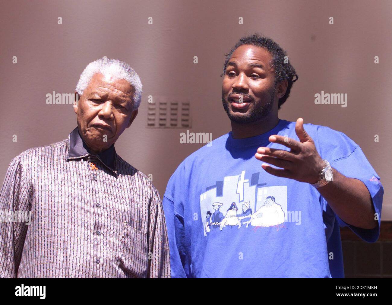 L'ex presidente sudafricano Nelson Mandela a Johannesberg con l'ex campione del mondo Lennox Lewis, mentre dice ai media che vincerà i suoi titoli più importanti. Lewis perse la sua corona a Hasim Rahman il 22/4/01. Foto Stock
