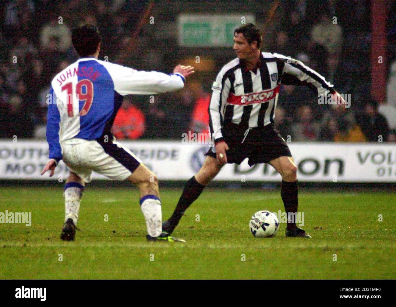 Tony Gallimore (a destra) di Grimsby Town, mentre Damien Johnson di Blackburn Rover corre verso di lui, durante la partita della Nationwide Division 1 al Blundell Park, Grimsby. Foto Stock