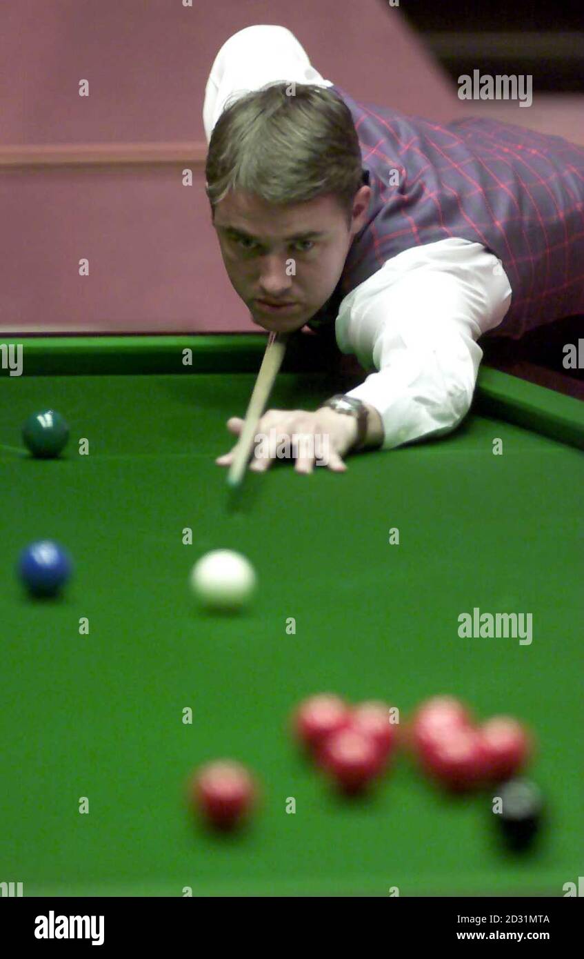 Stephen Hendry al tavolo nella sua partita contro Mark Davis durante la sessione serale al campionato mondiale di snooker dell'ambasciata al Crucible di Sheffield. Foto Stock