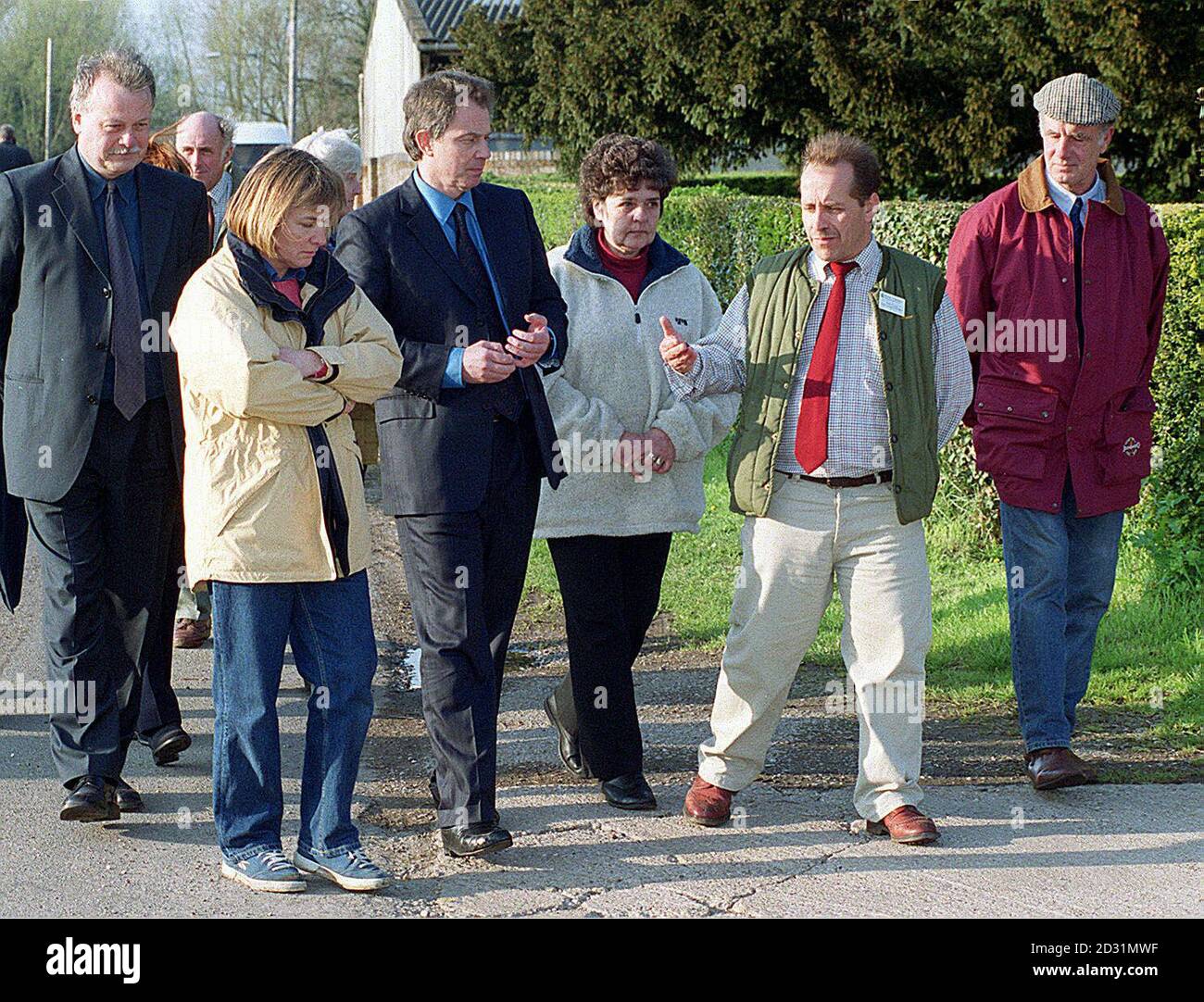 Blair si è recato in visita agli agricoltori delle Midlands colpiti dalla crisi dell'afta epizootica. Ha visitato il villaggio del Derbyshire meridionale di Marston on dove, dove le scorte sono state macellate in ogni azienda a causa della malattia. (A sinistra) Signora sue Archer, della Dovebank Farm, che ha molestato il primo ministro sul tema della gestione della crisi. *il primo ministro volò nel vicino aeroporto delle East Midlands prima di fare il breve viaggio per incontrare David e Pamela Smith e Gerald e Mary Salt, che tra loro perse più di 700 capi di pecore e bovini. (l/r) Mark Todd M.P, sue Archer Foto Stock