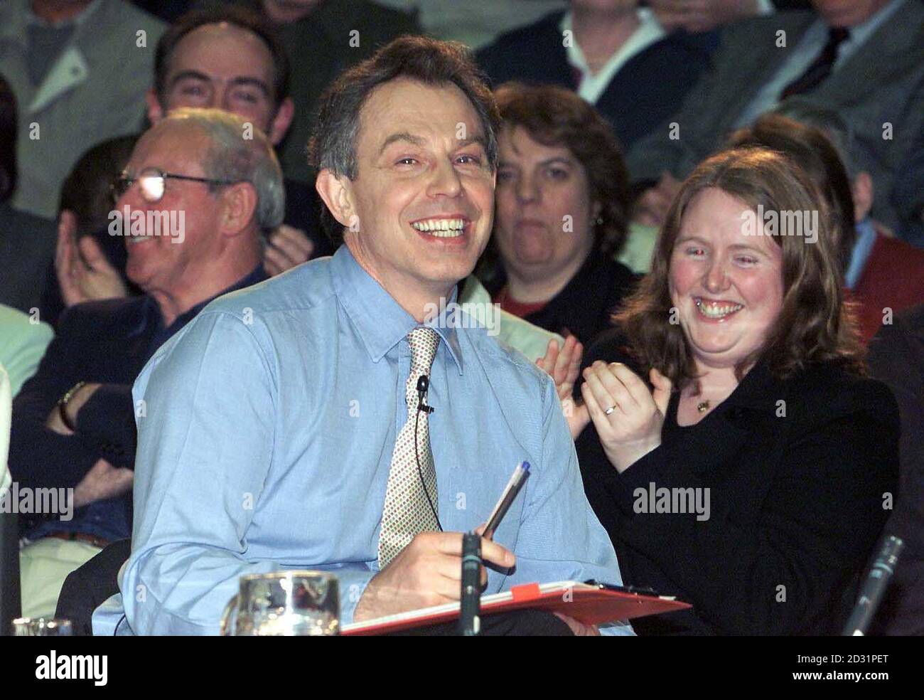Il primo ministro Tony Blair ride durante una sessione di domande e risposte alla scuola elementare di Kaim Hill ad Aberdeen. Stava parlando dopo la sua prima campagna elettorale in Scozia, una visita che lo ha portato a due marginali chiave. * la sua visita volante lo ha portato prima Inverness East, Nairn e Lochaber, che i laburisti hanno vinto dai liberaldemocratici nel 1997, ma che ora è vulnerabile alla SNP, e poi ad Aberdeen Sud, dove il lavoro è vulnerabile ai lib Dems. Ha difeso la formula che determina la quota di spesa pubblica della Scozia, e ha detto che non aveva piani per cambiarla. Foto Stock