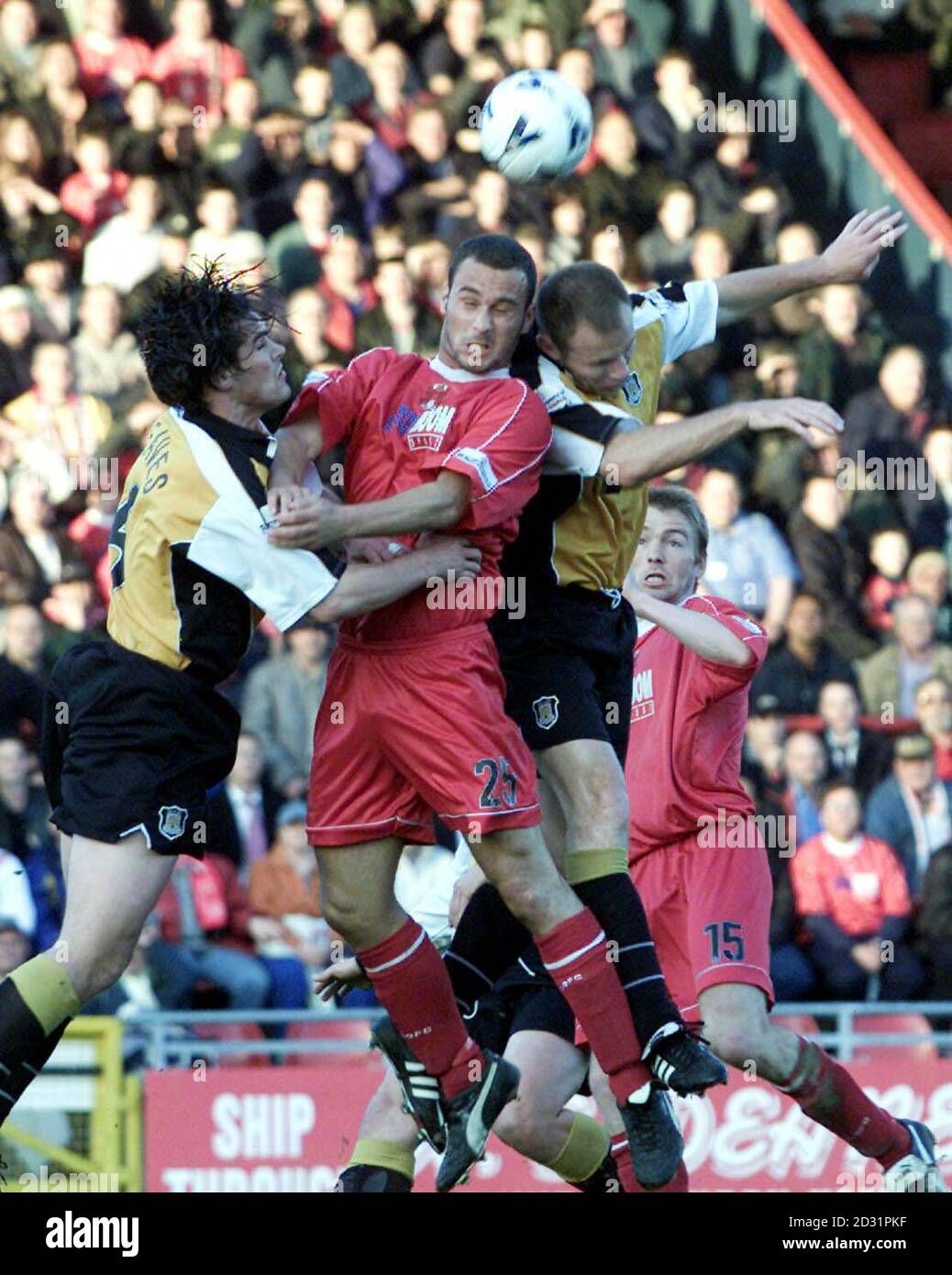 Steve Watts di Leyton Orient (seconda a sinistra) combatte per la palla con Rob Matthews di Hull City e Gary Brabin (a destra) durante la seconda partita della seconda tappa della Division Three Play-Off a Brisbane Road, Londra. Foto Stock