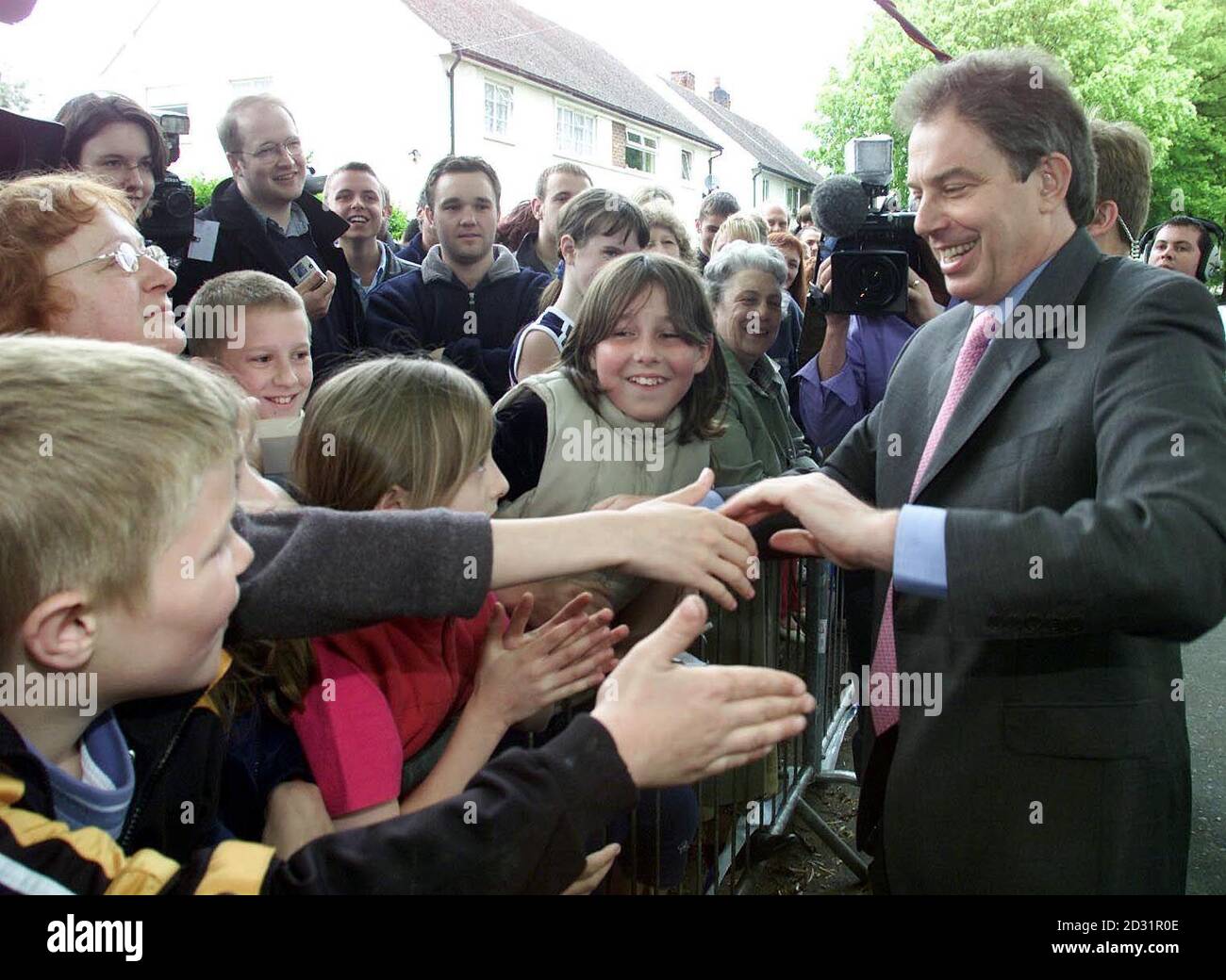 Il primo ministro britannico Tony Blair, va a piedi durante una visita al centro della Comunità di Gabalfa nel Nord di Cardiff, nel periodo che va fino alle elezioni generali del 7 giugno. Foto Stock