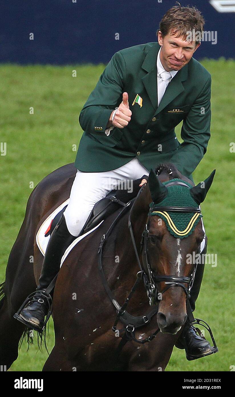 Irelands Clem McMahon celebra un doppio round chiaro su Pachino per vincere la Coppa delle nazioni del FEI durante il Dublin Horse Show al RDS di Dublino. Foto Stock