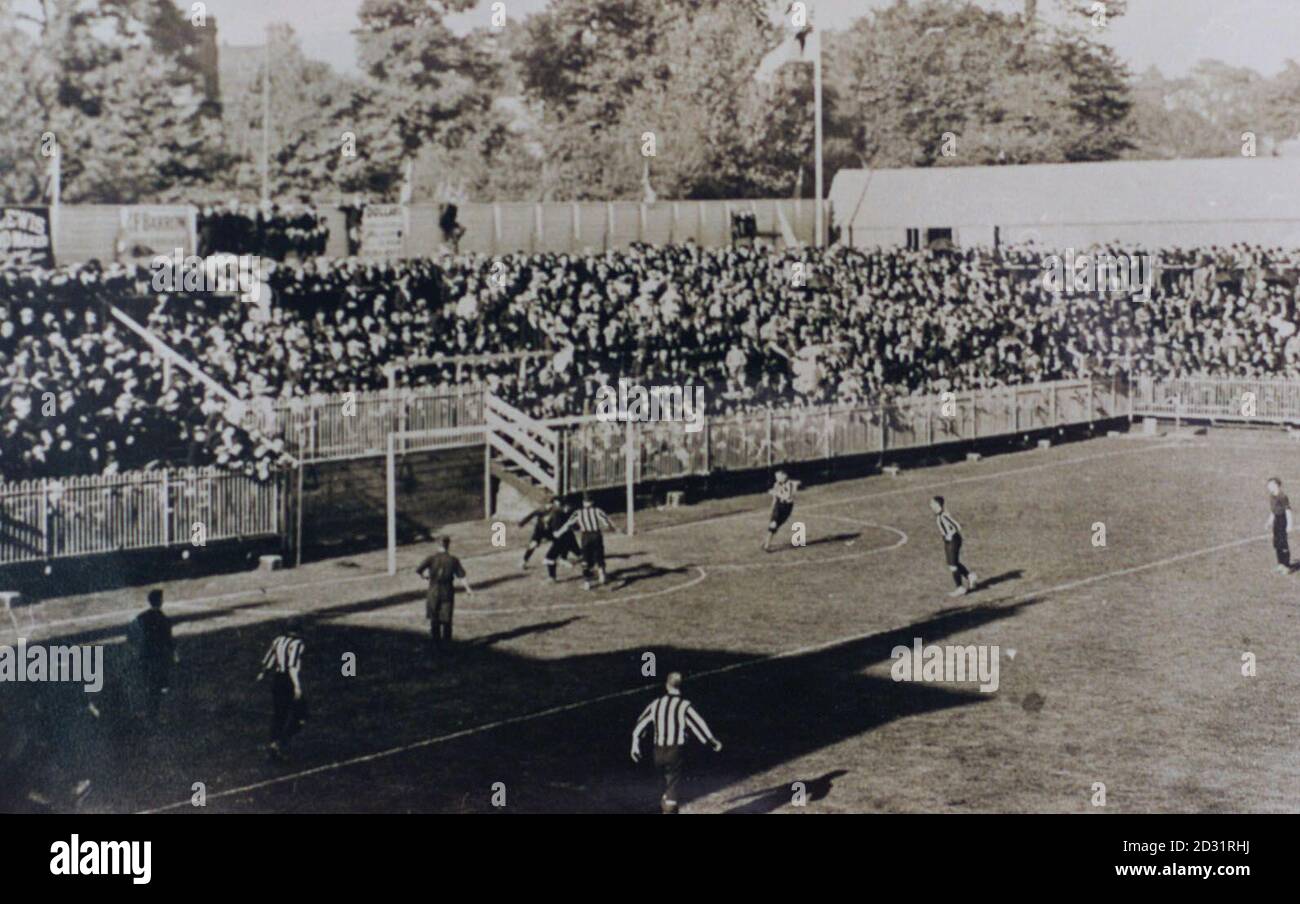 Foto d'archivio che mostra l'azione all'Archer's Road End durante la prima partita di calcio che si terrà presso il famoso campo del Dell, Southampton FC, il 3 settembre 1898. La partita è stata disputata tra i Santi e Brighton e Hove Albion, ed è stata cacciata dal sindaco di Southampton G.J. Riempimento. Southampton affronterà Brighton e Hove Albion nell'ultima partita che si terrà al Dell sabato 26 maggio 2001, prima che la squadra si sposti al suo nuovo St Mary's Stadium sul lato opposto della città. Foto PA. * EDI* Foto Stock